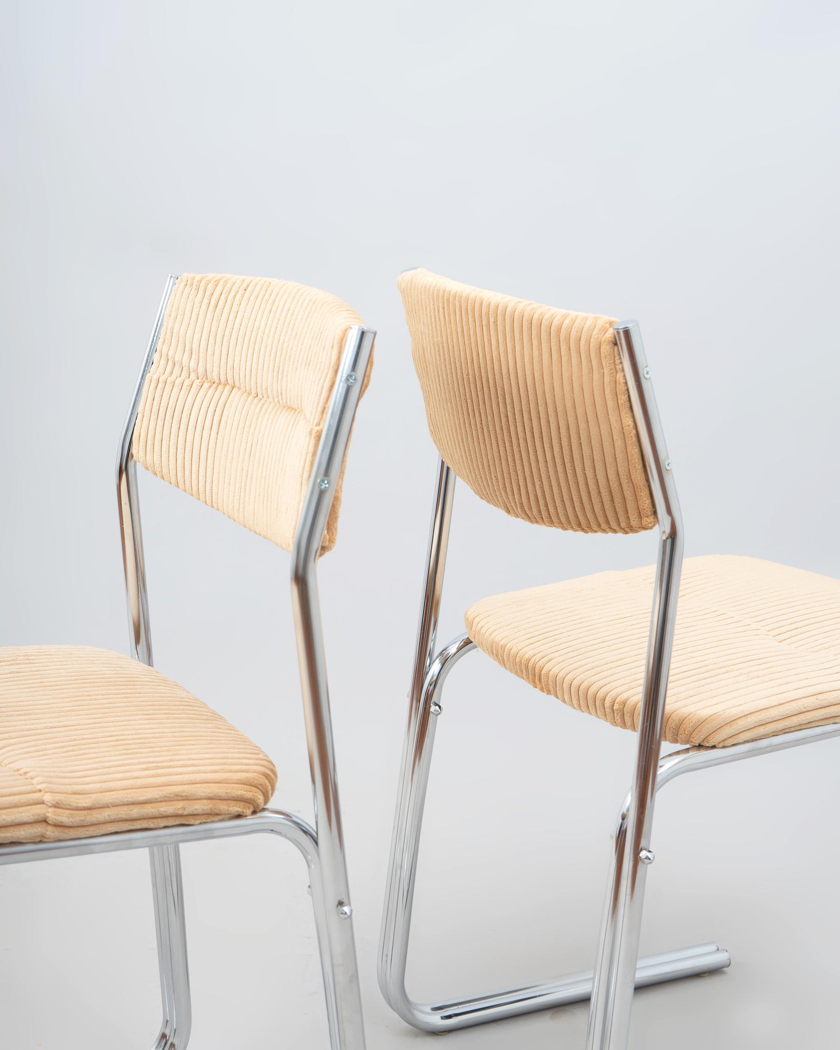 Set of 4 Tubular Steel Chairs Upholstered in Beige Corduroy, Italy, circa 1960 In Good Condition In CANGAS, ES