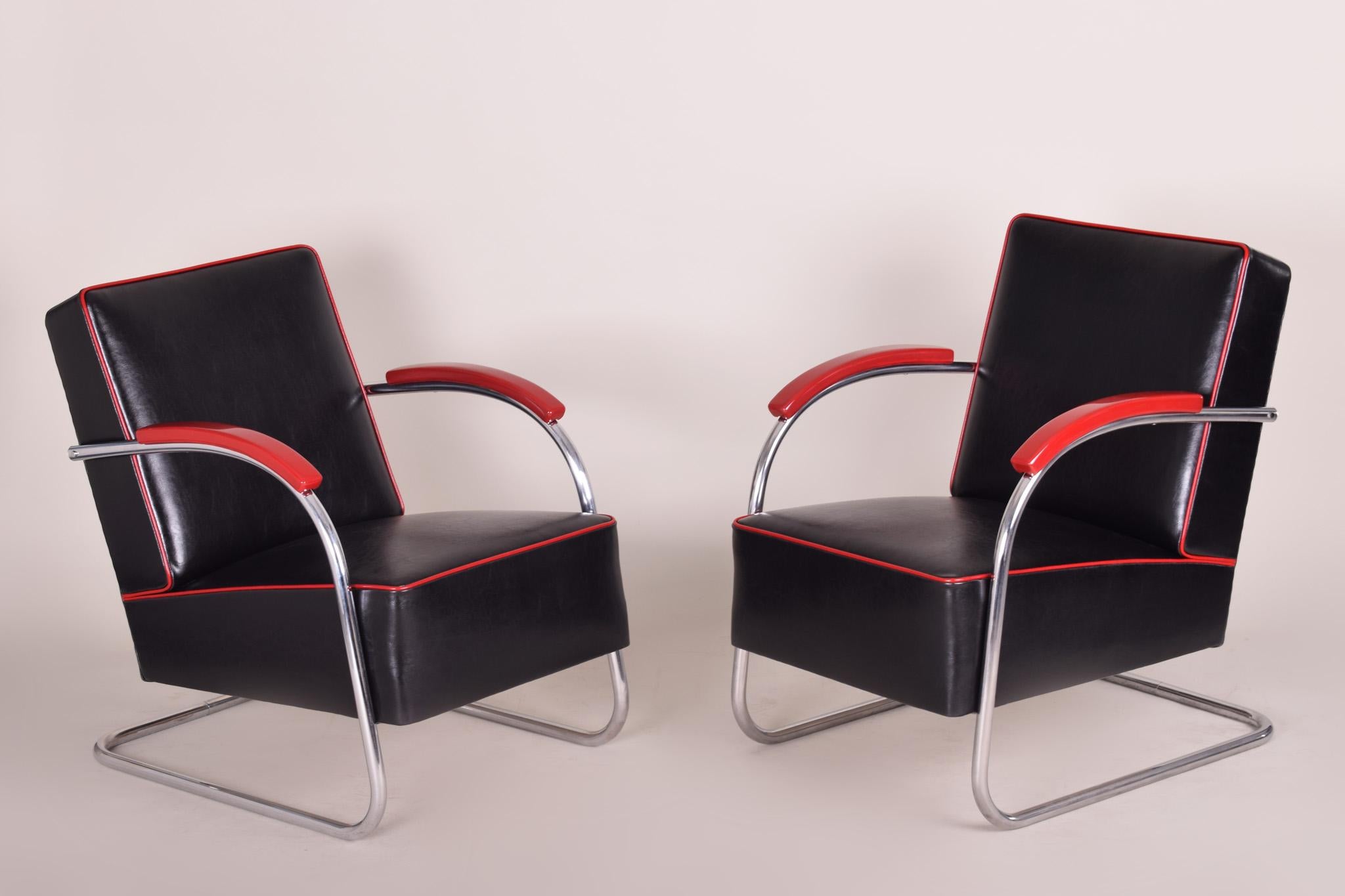 Tchèque Ensemble de 4 fauteuils chromés en acier tubulaire et 2 tabourets, nouvelle tapisserie en cuir en vente