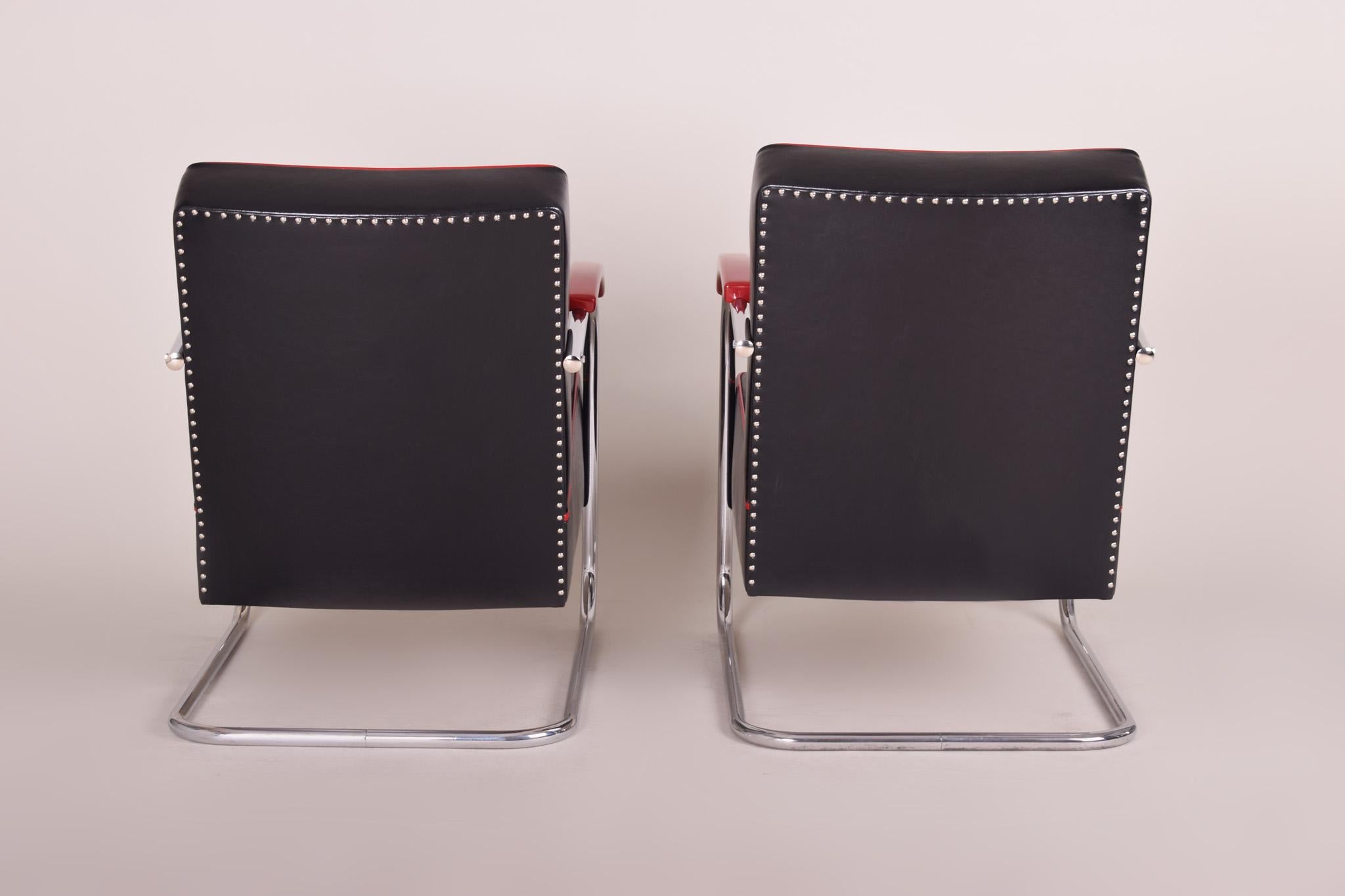 Milieu du XXe siècle Ensemble de 4 fauteuils chromés en acier tubulaire et 2 tabourets, nouvelle tapisserie en cuir en vente