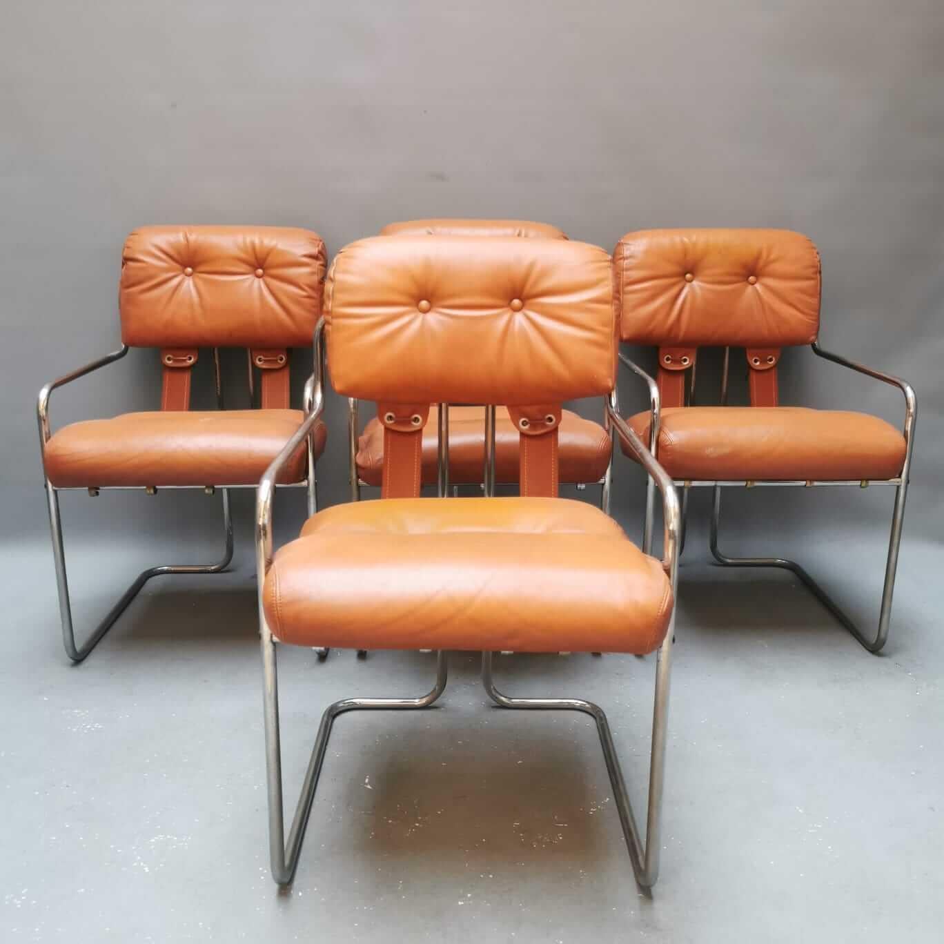 designed by architect Guido Faleschini, it revolutionized contemporary style. A chrome-plated tubular steel gives an effect of continuity in the lines and great comfort in the seating. The cushions made of leather, both of the back and seat, are
