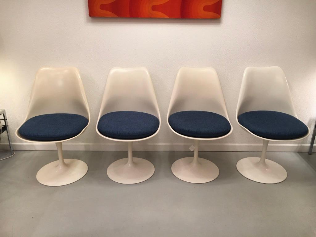 Set of 4 early tulip dining chairs by Eero Saarinen produced by Knoll International, circa 1960.
2 swiveling, 2 fix chairs
Indigo blue new cushions.
  