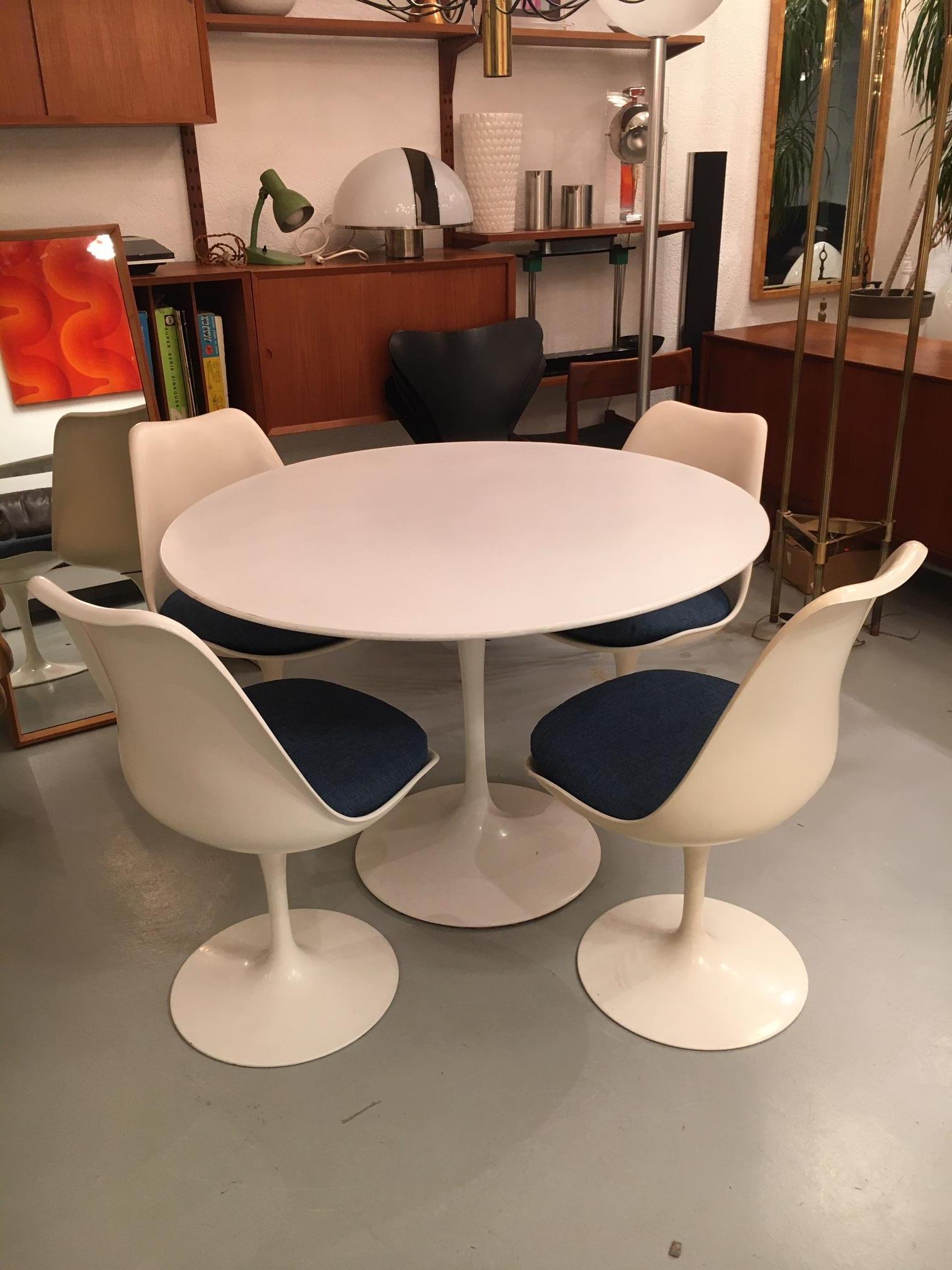 Set of 4 Tulip Dining Chairs by Eero Saarinen Produced by Knoll, circa 1960s 1