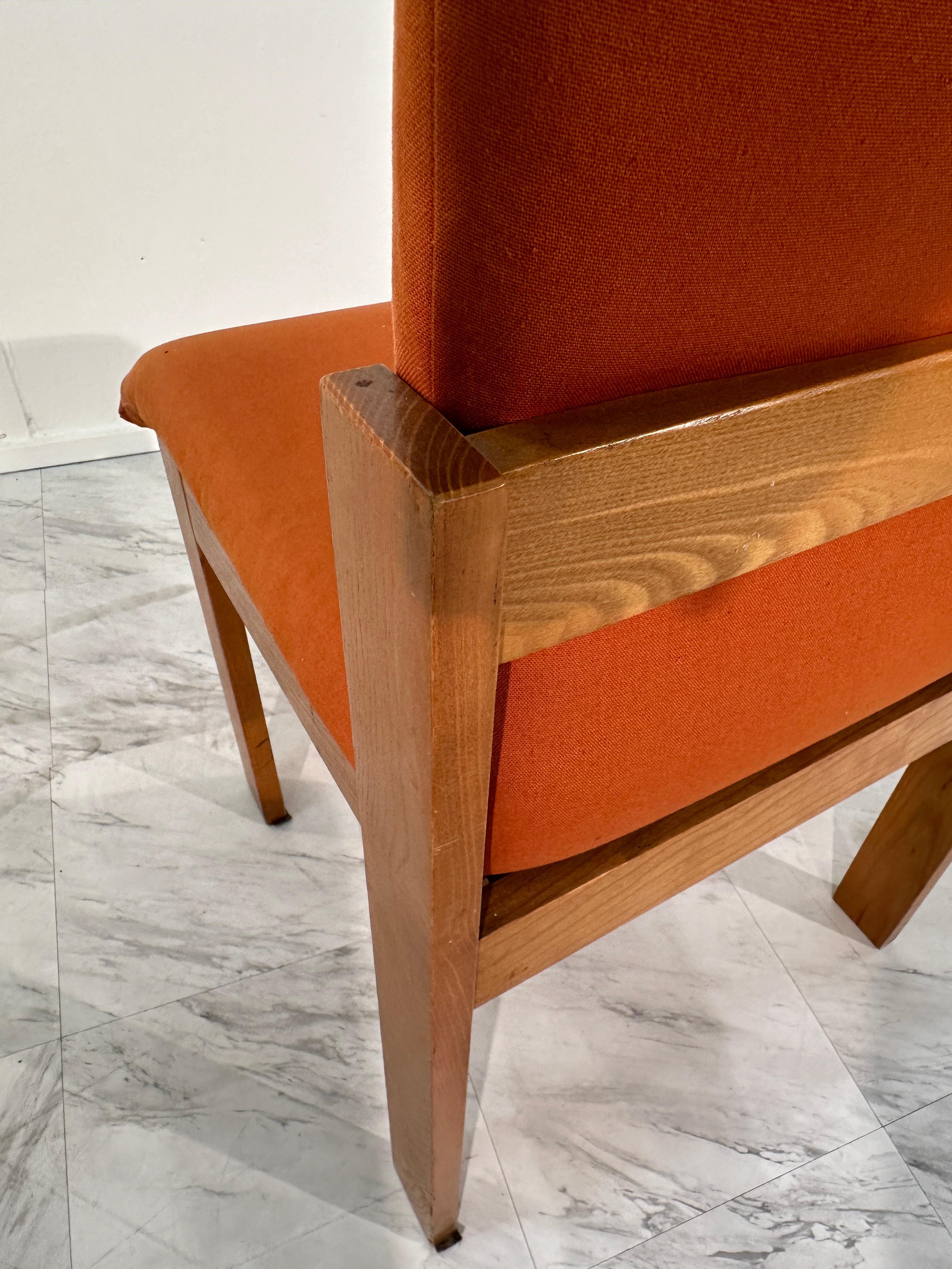 Das Set aus 4 einzigartigen Esszimmerstühlen aus Holz von F.lli Saporiti aus den 1960er Jahren bietet eine beeindruckende Mischung aus künstlerischem Flair und funktionellem Design. Diese Stühle wurden Mitte des 20. Jahrhunderts von der renommierten