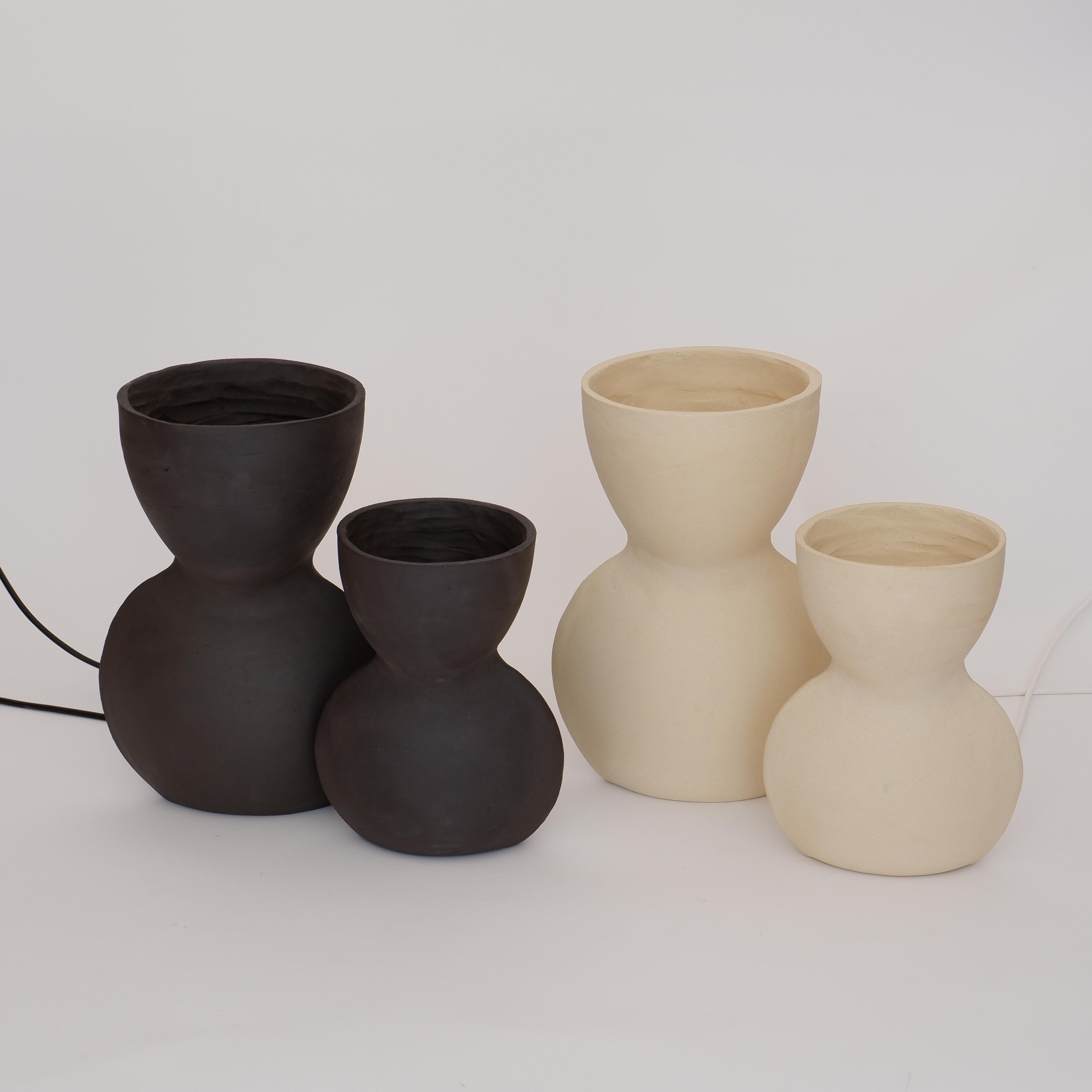 4er-Set Unira-Lampen in Schwarz und Weiß von Ia Kutateladze
Einzigartig.
Abmessungen: Klein: T 14 x B 18 x H 25 cm.
Bigli: T 17 x B 23 x H 32 cm. 
MATERIALIEN: Lehm.

Jedes Stück ist ein Unikat, da es in freier Handarbeit hergestellt wird.