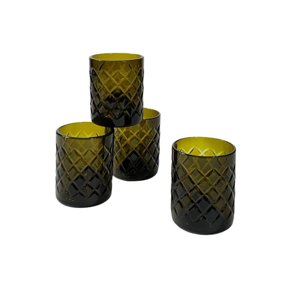 Gobelets recyclés à partir de bouteilles de vin qui ne sont pas recyclées. Nous collectons, classons et décorons chacun d'entre eux avec des coupes exquises. 

Chaque gobelet est collecté, trié, puis décoré de découpes complexes dans le cadre de