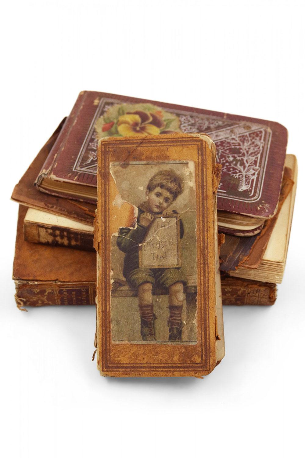 Ensemble de 4 livres et agendas reliés en cuir, anciens, anglais, victoriens, petits et usés par le temps. (PRIX DE L'ENSEMBLE)

Etat ancien, la reliure et les pages sont décollées.
