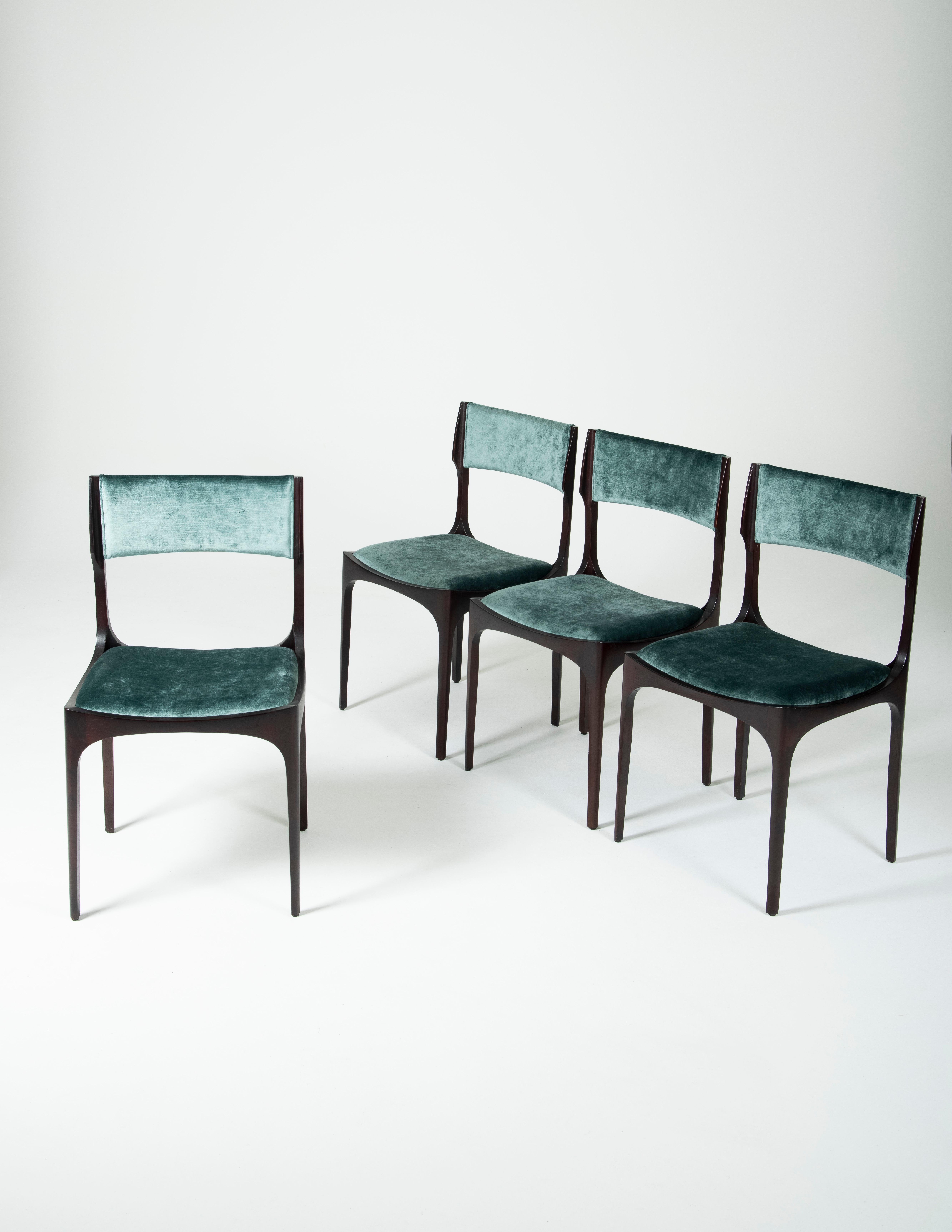 Ensemble de 4 chaises Elisabetta du designer italien Gibelli Giuseppe pour Sormani, datant des années 1960. Pieds en bois de rose, assise et cadre en velours bleu. Objet vintage en très bon état. 
LP670