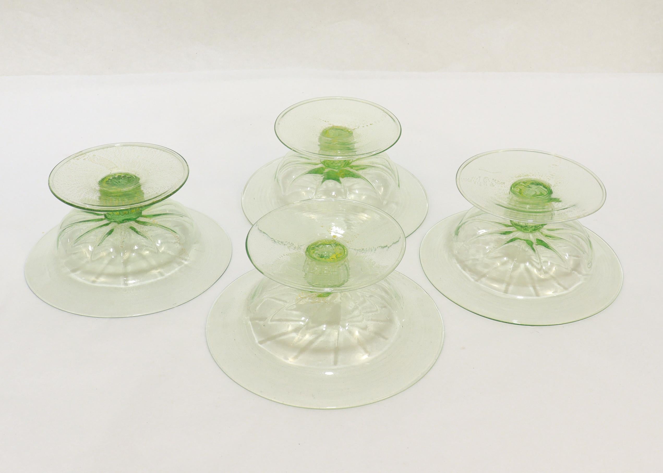 Ensemble de 4 tazzas ou compotes en verre vert vénitien de Murano avec inclusions d'or en vente 4