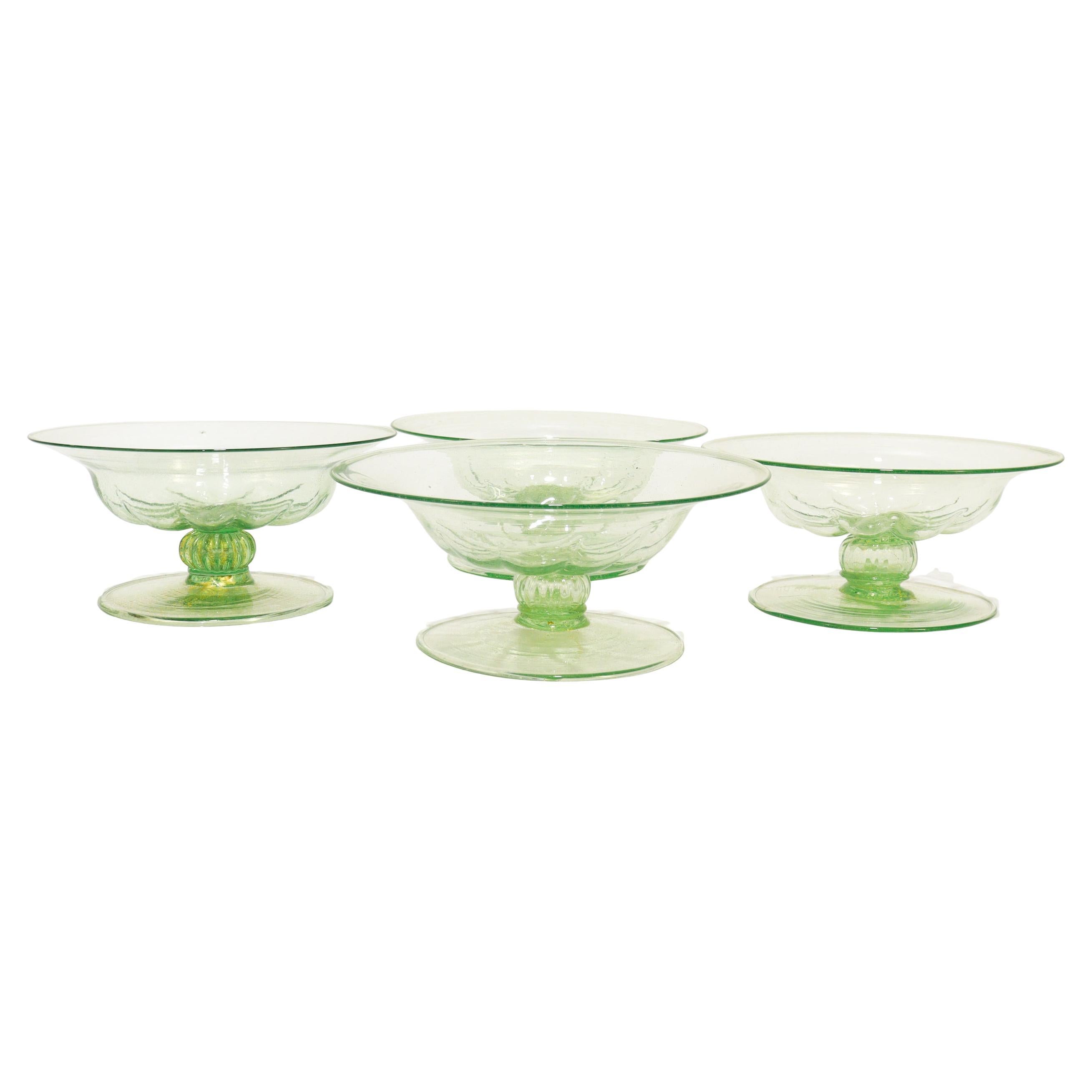 Un bel et grand ensemble de tazzas ou compotes à pied en verre vénitien pour le service.

Attribué à Salviati.

En verre vert lime (presque couleur uranium) avec des inclusions de feuilles d'or.
 
Chacun avec un sertissage à la base des bols, un