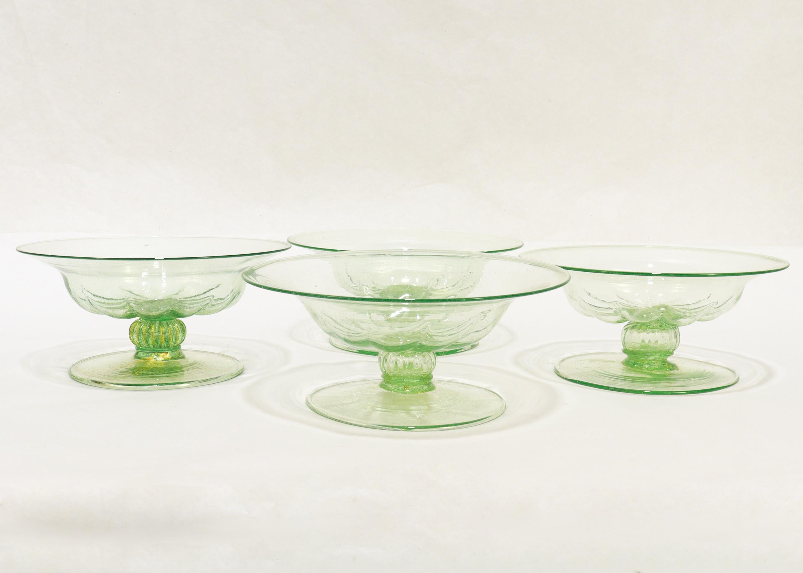 Mid-Century Modern Ensemble de 4 tazzas ou compotes en verre vert vénitien de Murano avec inclusions d'or en vente