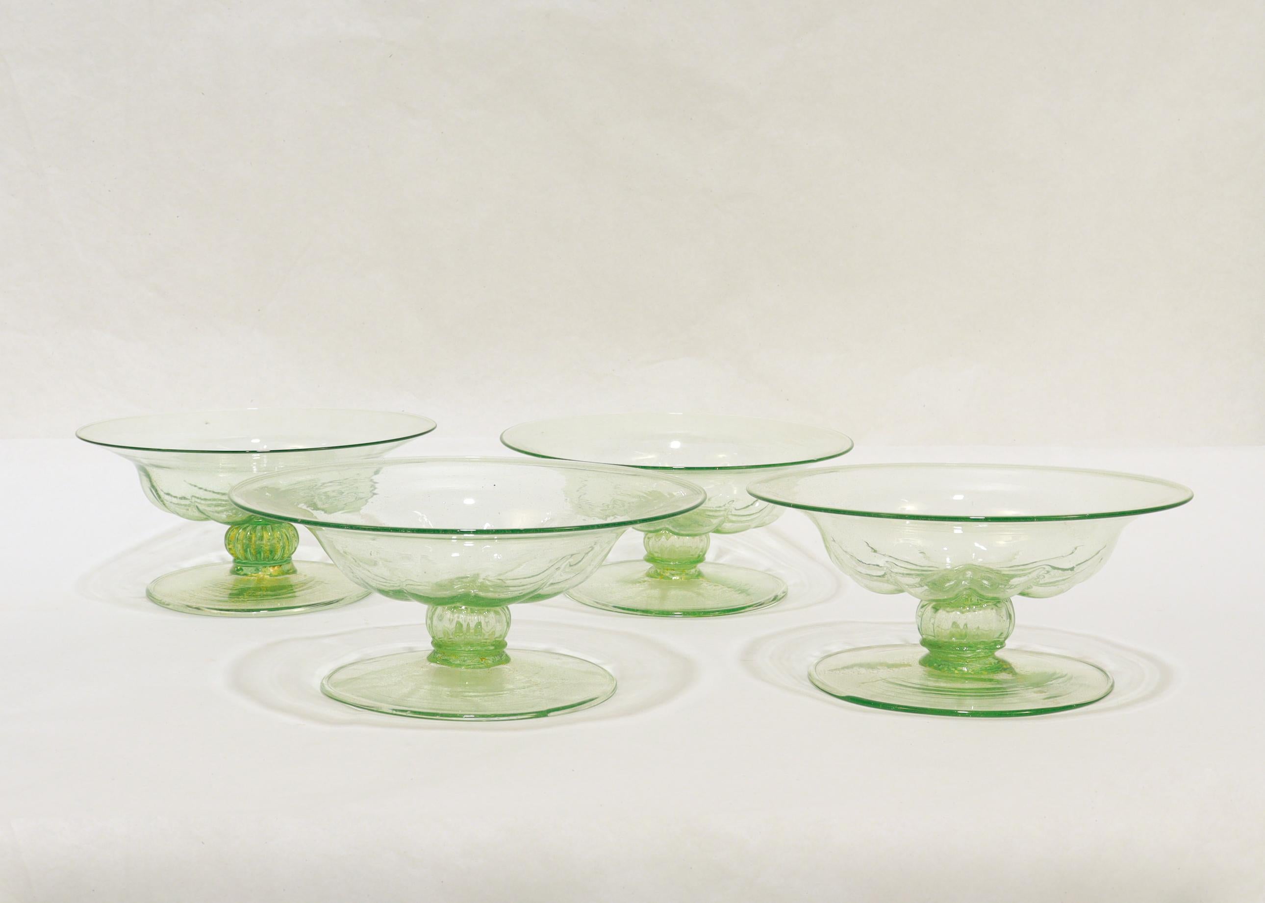 Ensemble de 4 tazzas ou compotes en verre vert vénitien de Murano avec inclusions d'or Bon état - En vente à Philadelphia, PA