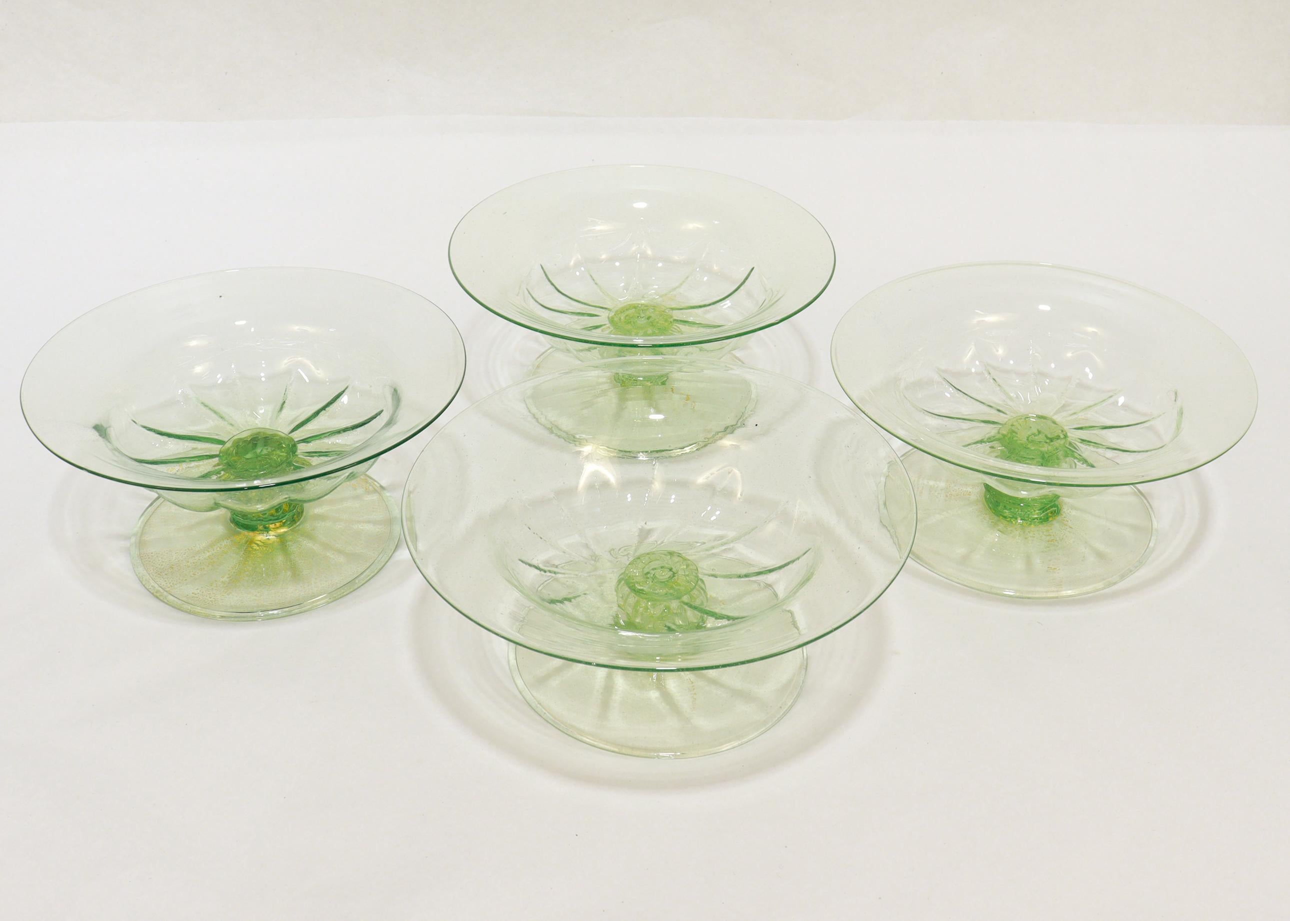 20ième siècle Ensemble de 4 tazzas ou compotes en verre vert vénitien de Murano avec inclusions d'or en vente