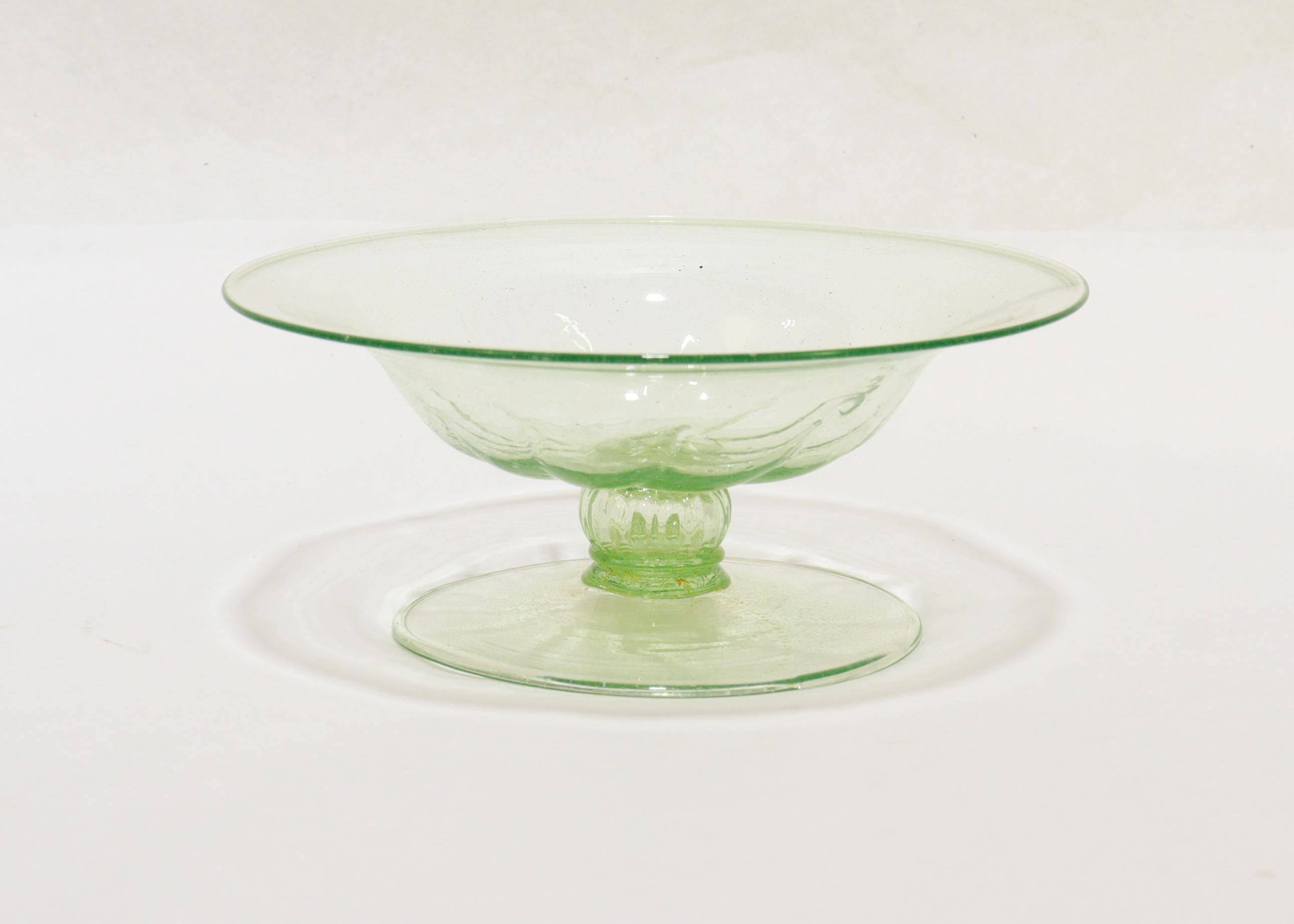 Verre d'art Ensemble de 4 tazzas ou compotes en verre vert vénitien de Murano avec inclusions d'or en vente
