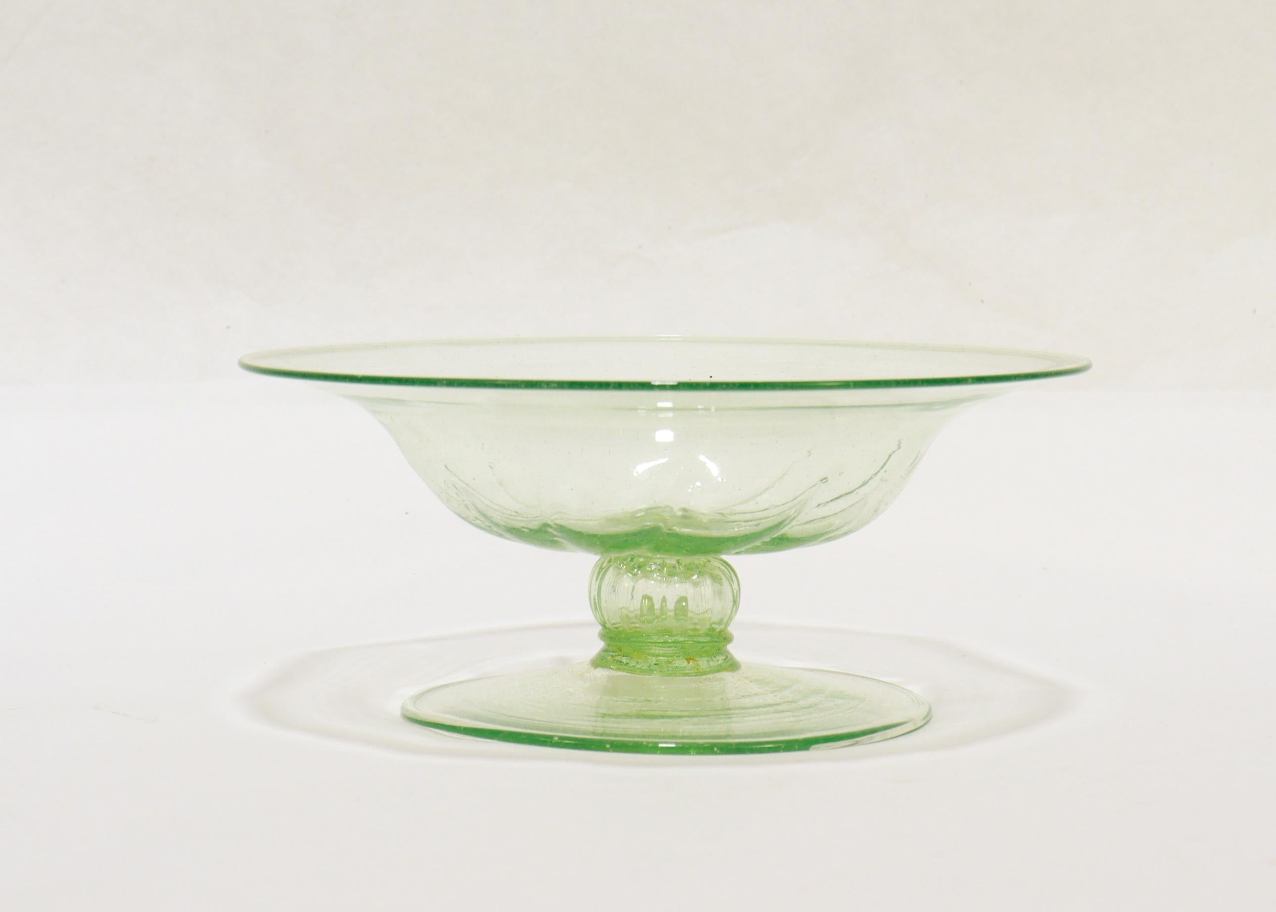 Ensemble de 4 tazzas ou compotes en verre vert vénitien de Murano avec inclusions d'or en vente 1
