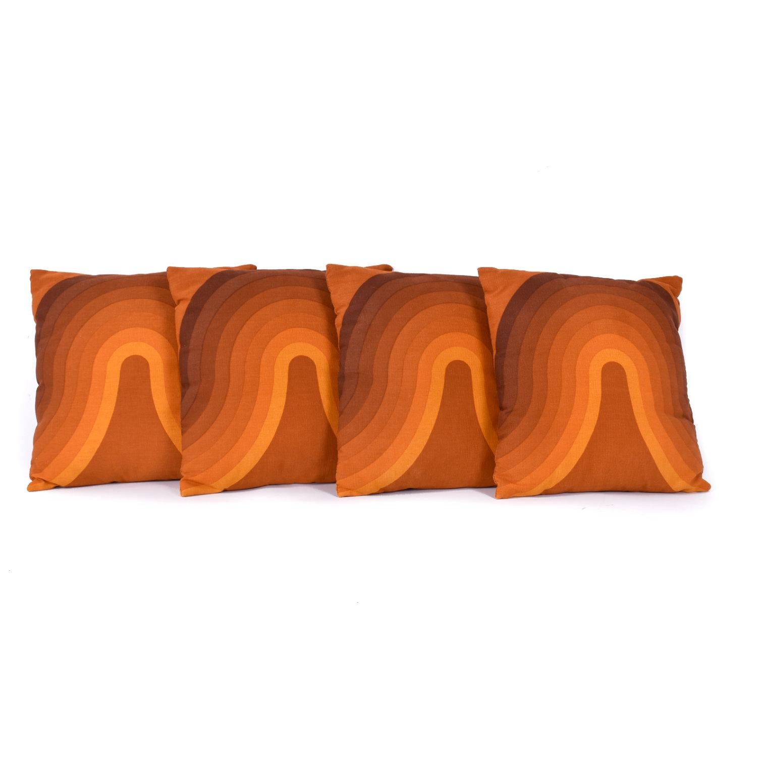 Ensemble de 4 coussins décoratifs Modern-Decor en tissu Verner Panton. Ces oreillers ont pris de l'âge, mais semblent avoir été très peu utilisés. Les coussins ont été fabriqués sur mesure avec le tissu orange 