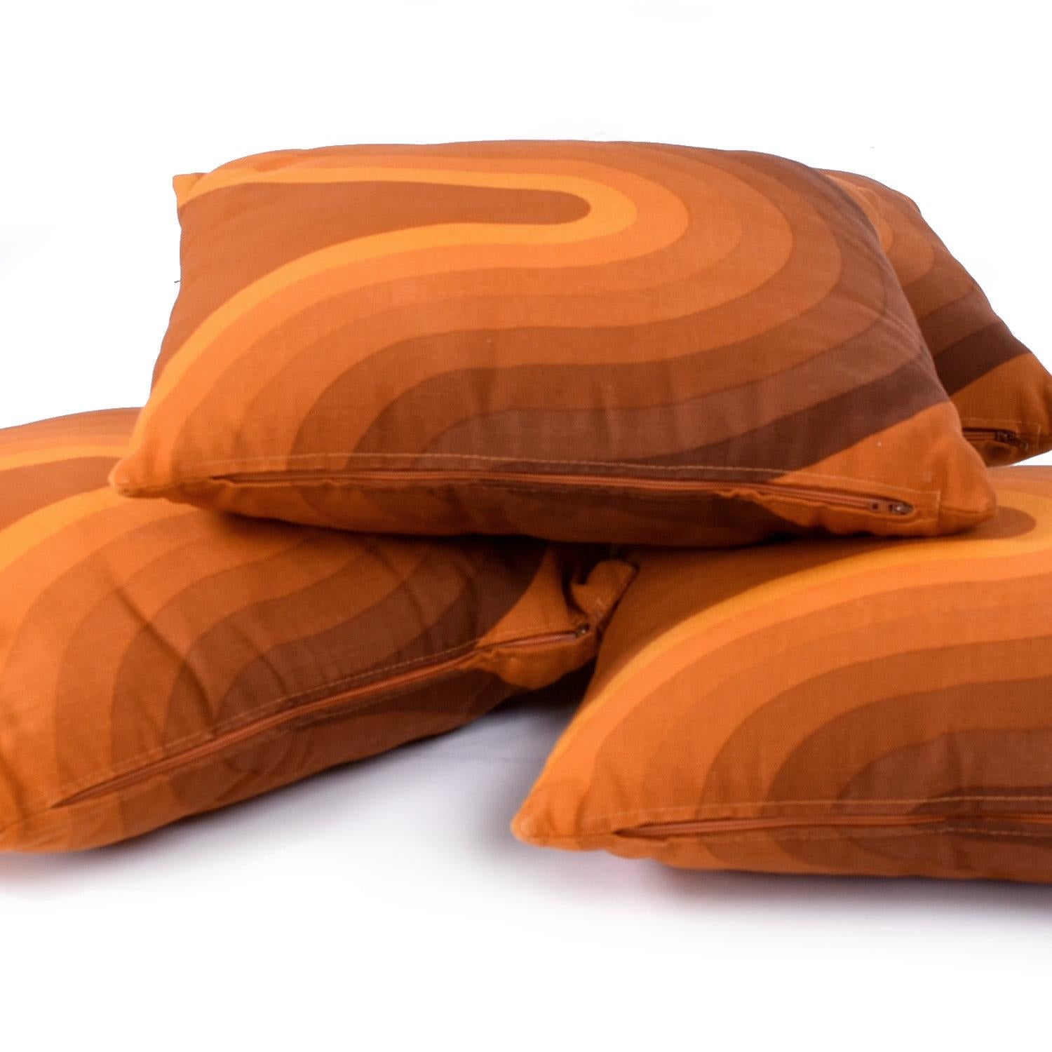 Set of 4 Verner Panton for Mira X Orange Kurve Mid-Century Modern Danish Pillows In Excellent Condition For Sale In Chattanooga, TN