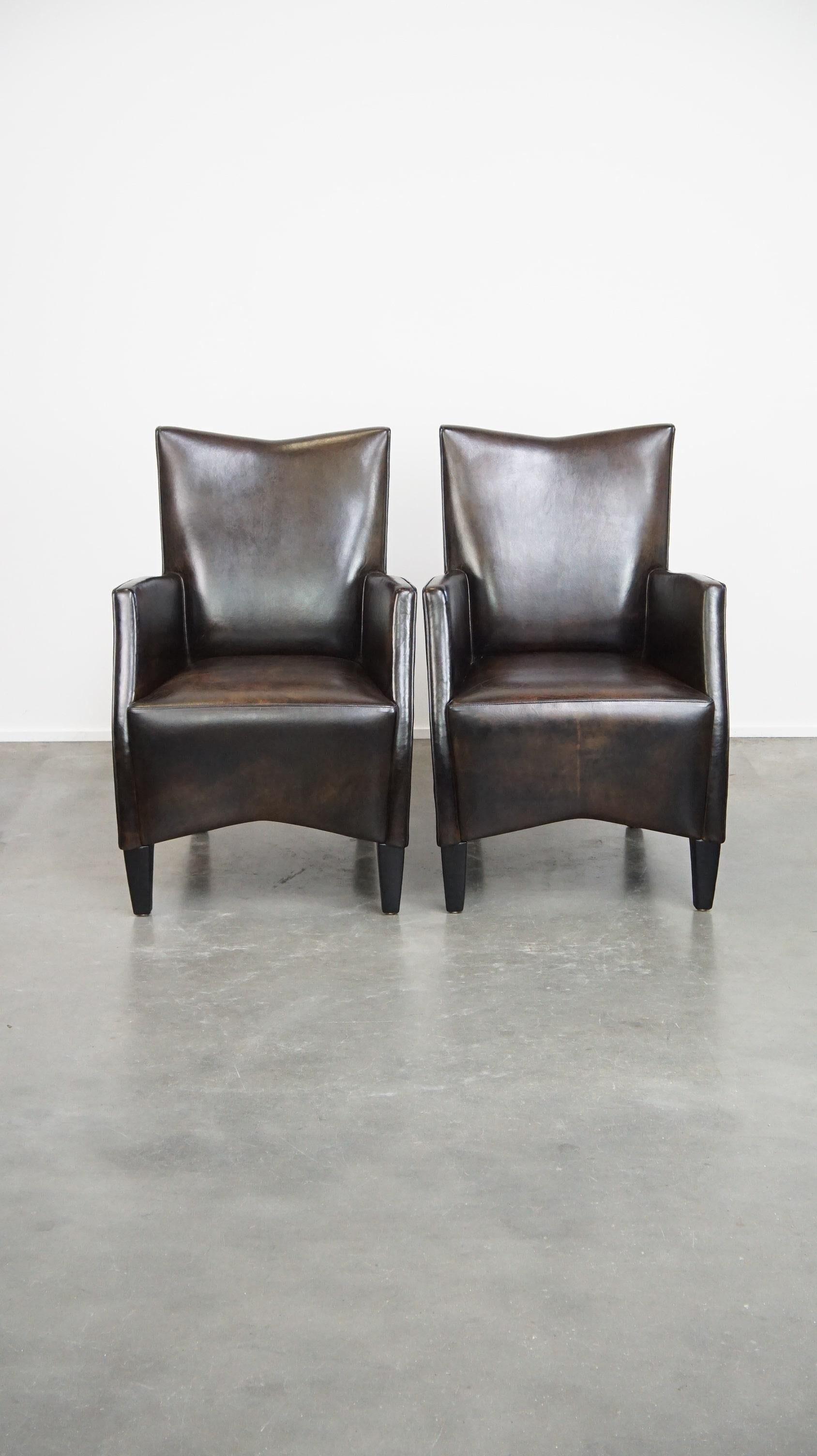 Si vous êtes à la recherche d'un design intemporel, d'un confort d'assise agréable et d'une apparence sophistiquée, ne cherchez pas plus loin ! Ce superbe ensemble de chaises de salle à manger en peau de mouton a été fabriqué par Bart van Bekhoven