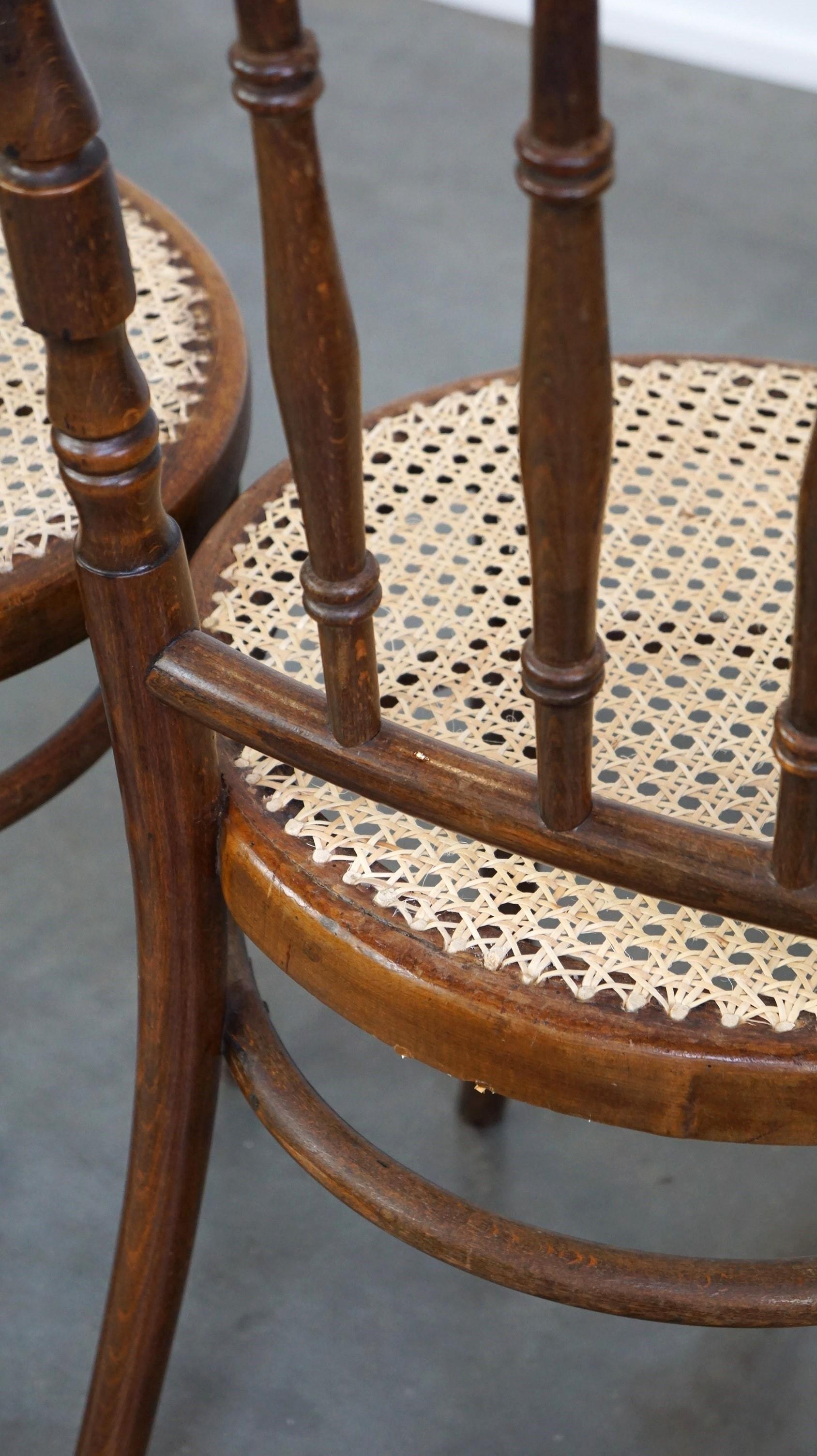 Ensemble de 4 très charmantes chaises bistro Thonet anciennes avec nouveaux sièges mats en vente 6