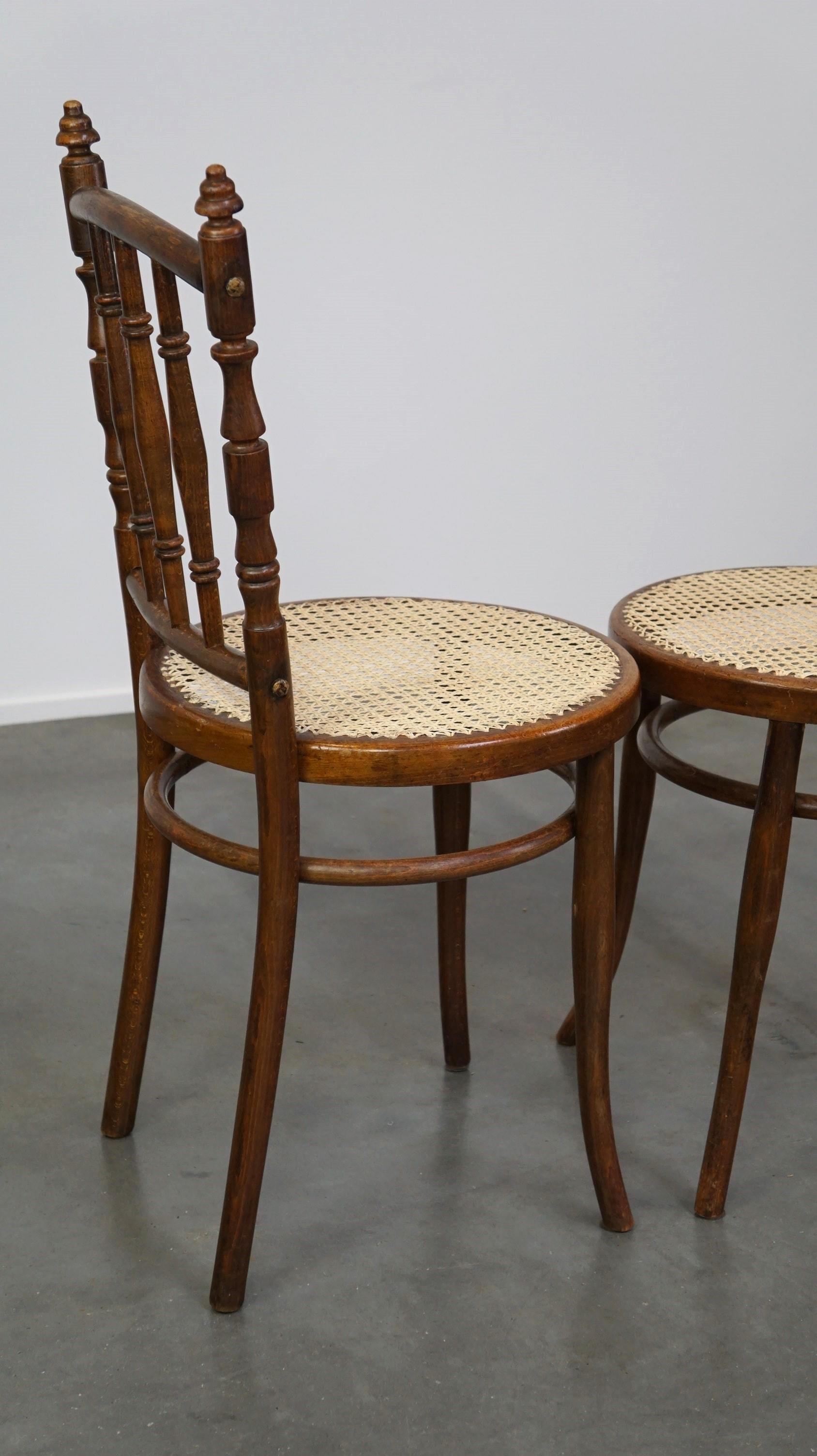 Ensemble de 4 très charmantes chaises bistro Thonet anciennes avec nouveaux sièges mats en vente 7