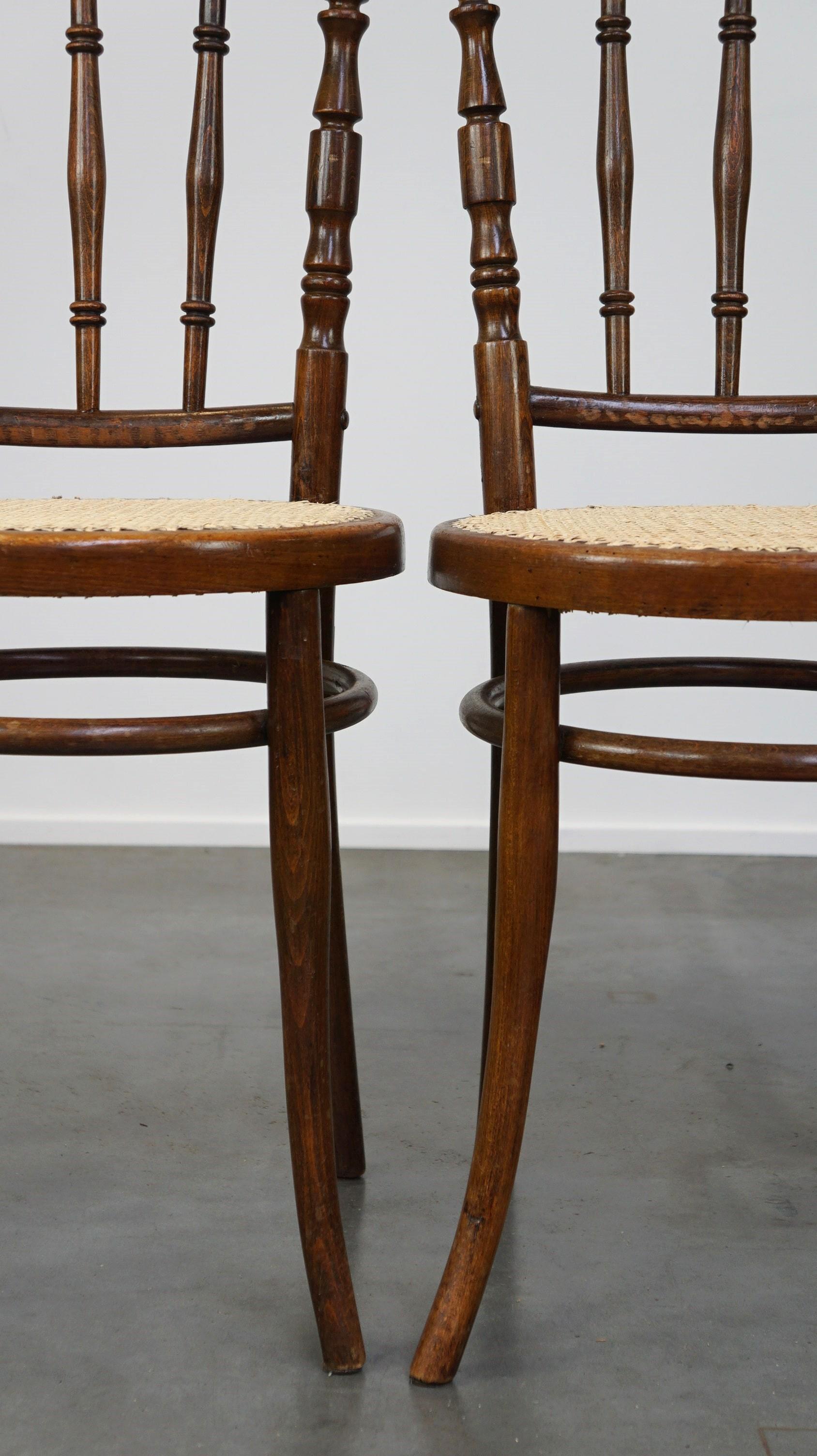 Ensemble de 4 très charmantes chaises bistro Thonet anciennes avec nouveaux sièges mats en vente 8