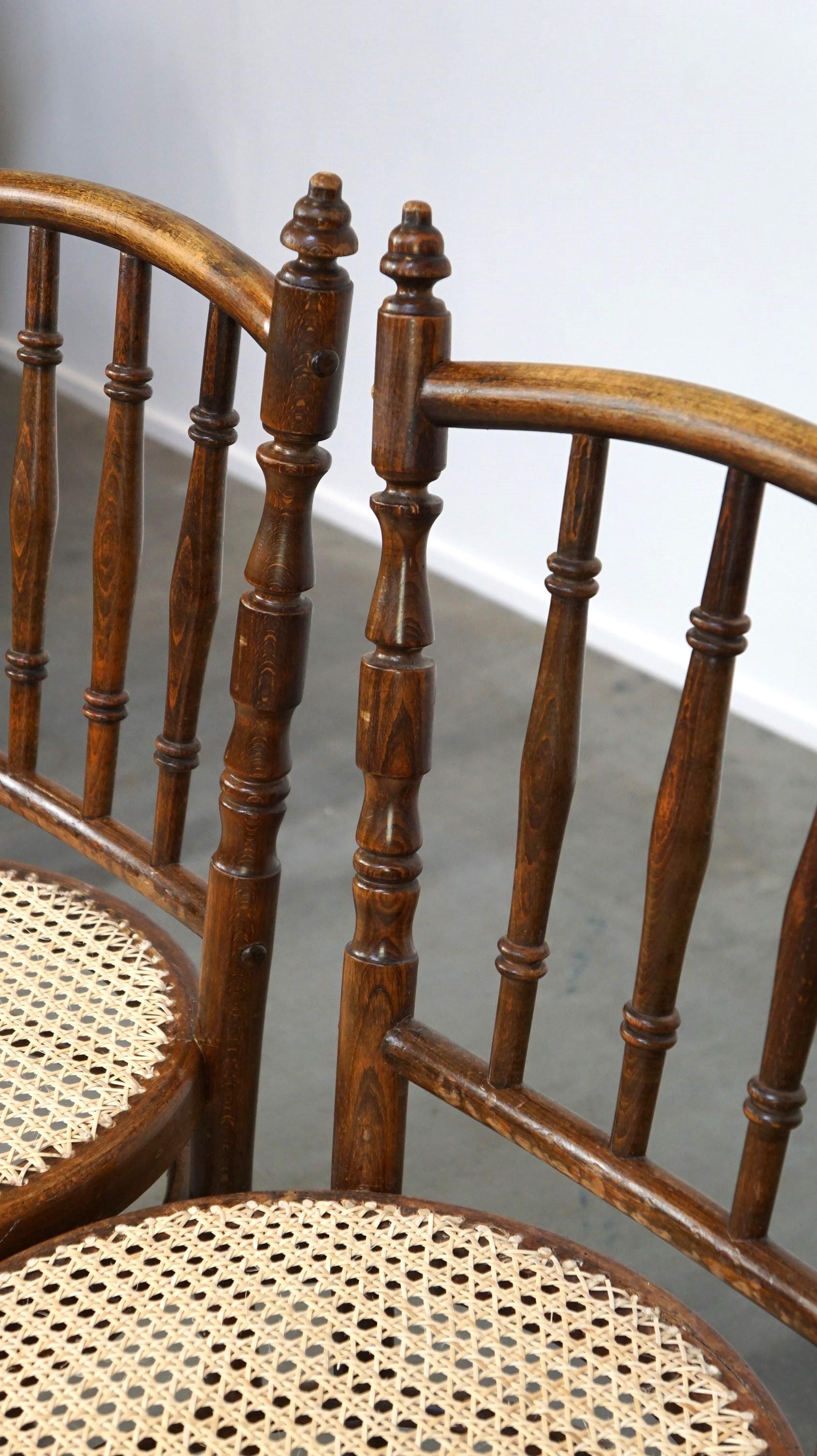 Ensemble de 4 très charmantes chaises bistro Thonet anciennes avec nouveaux sièges mats en vente 9