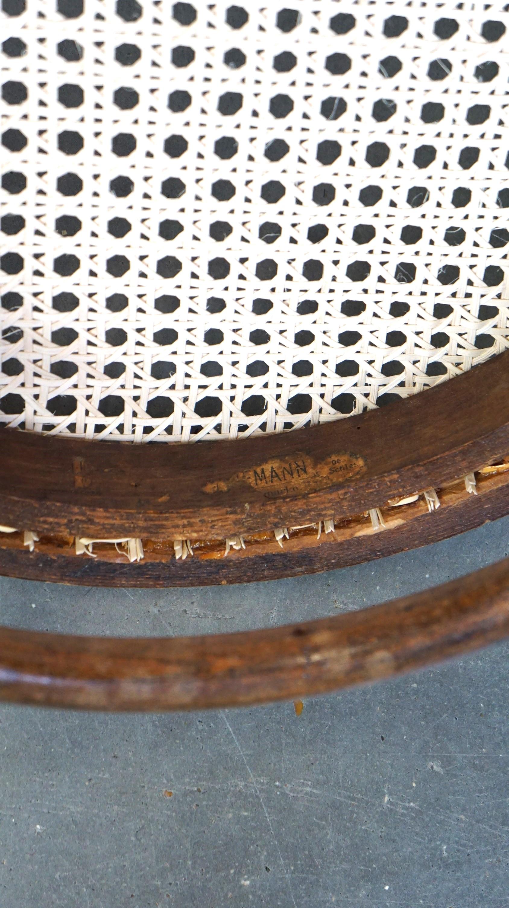 Ensemble de 4 très charmantes chaises bistro Thonet anciennes avec nouveaux sièges mats en vente 10