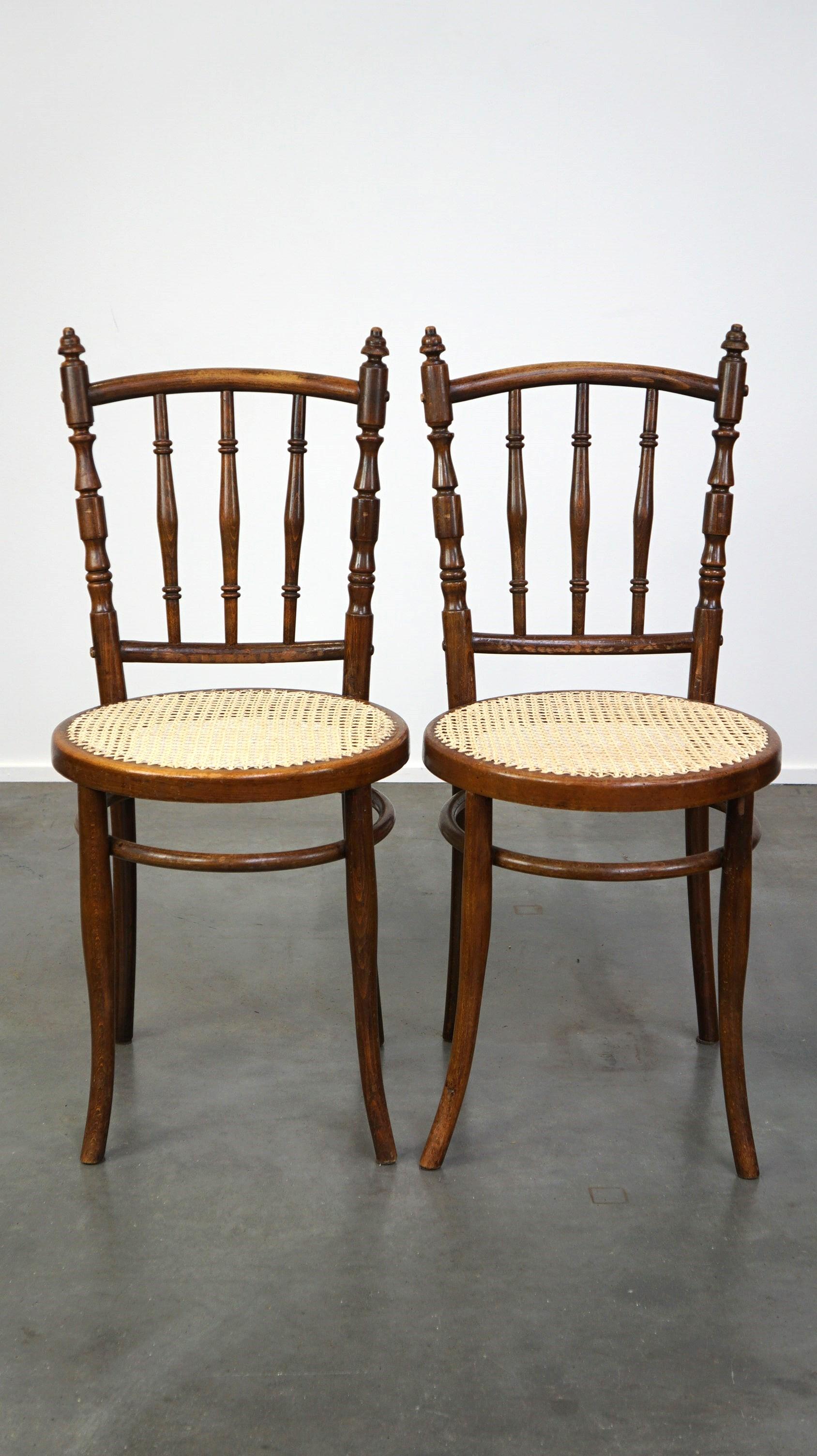 Ces magnifiques chaises de bistrot anciennes de Thonet affichent leur âge de manière positive et charmante, ce qui ajoute à leur grand attrait. Ces chaises élégantes s'intègrent très bien dans un intérieur classique ou moderne. Ils sont dotés de