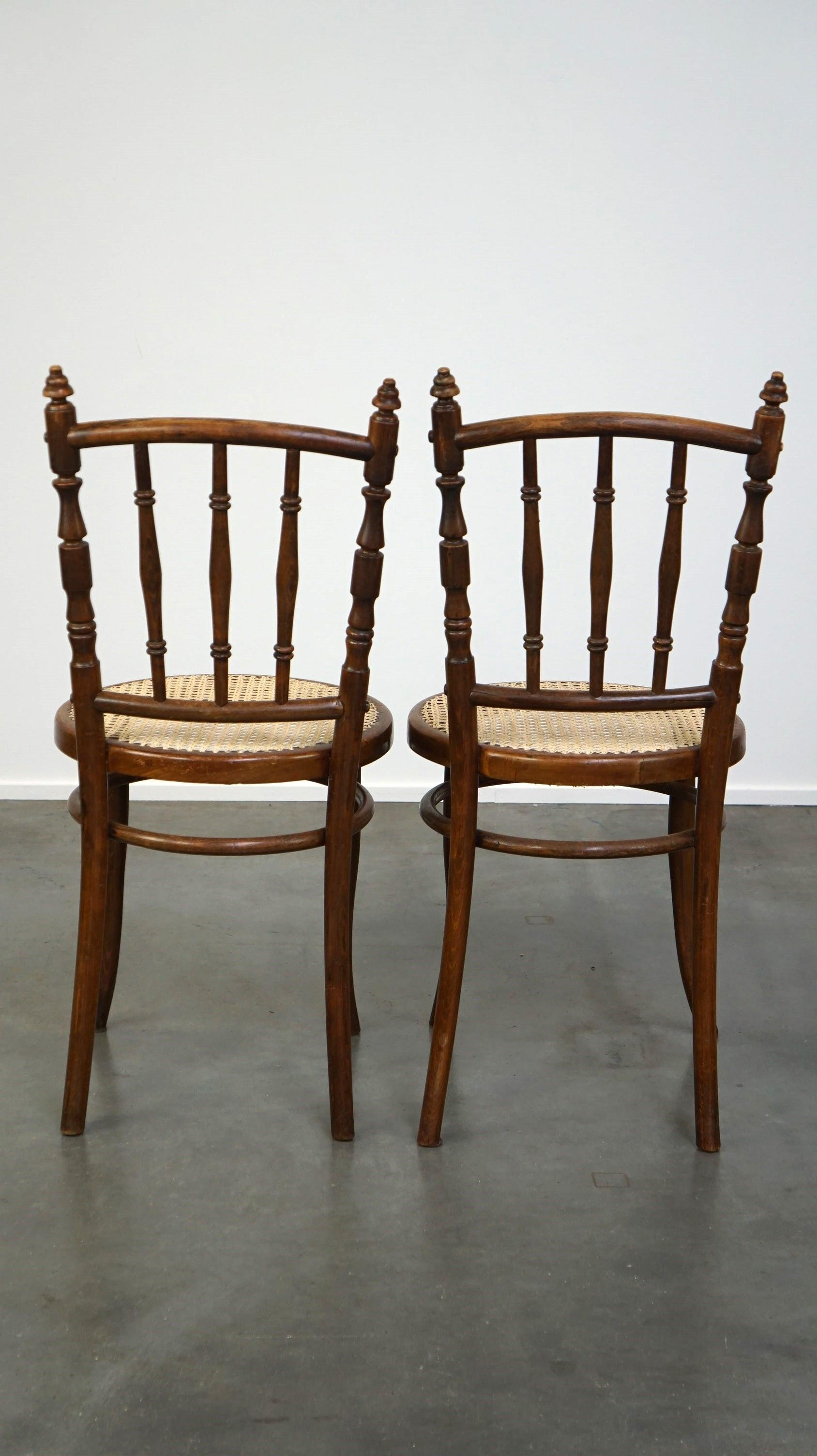 20ième siècle Ensemble de 4 très charmantes chaises bistro Thonet anciennes avec nouveaux sièges mats en vente