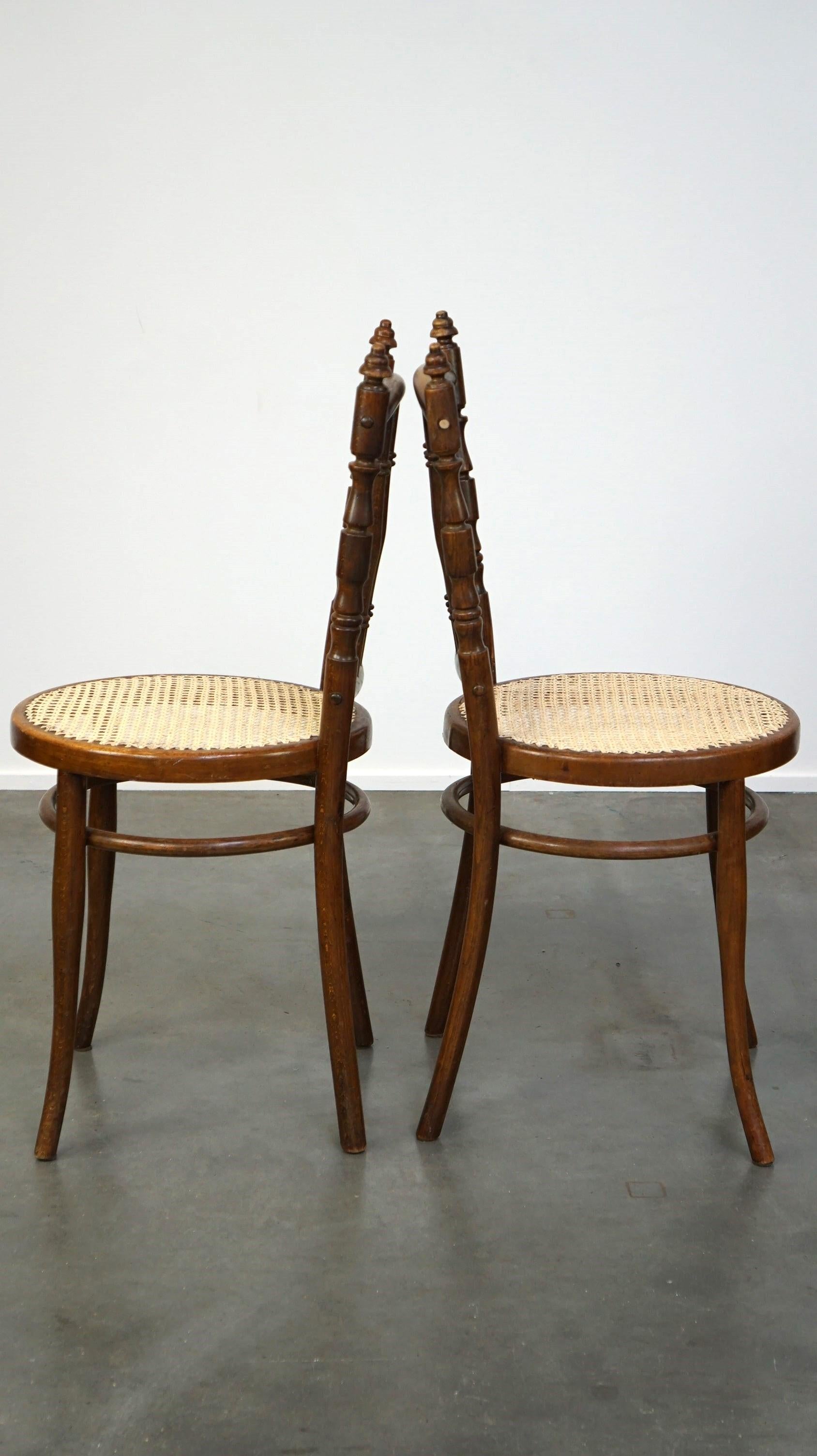 Osier Ensemble de 4 très charmantes chaises bistro Thonet anciennes avec nouveaux sièges mats en vente