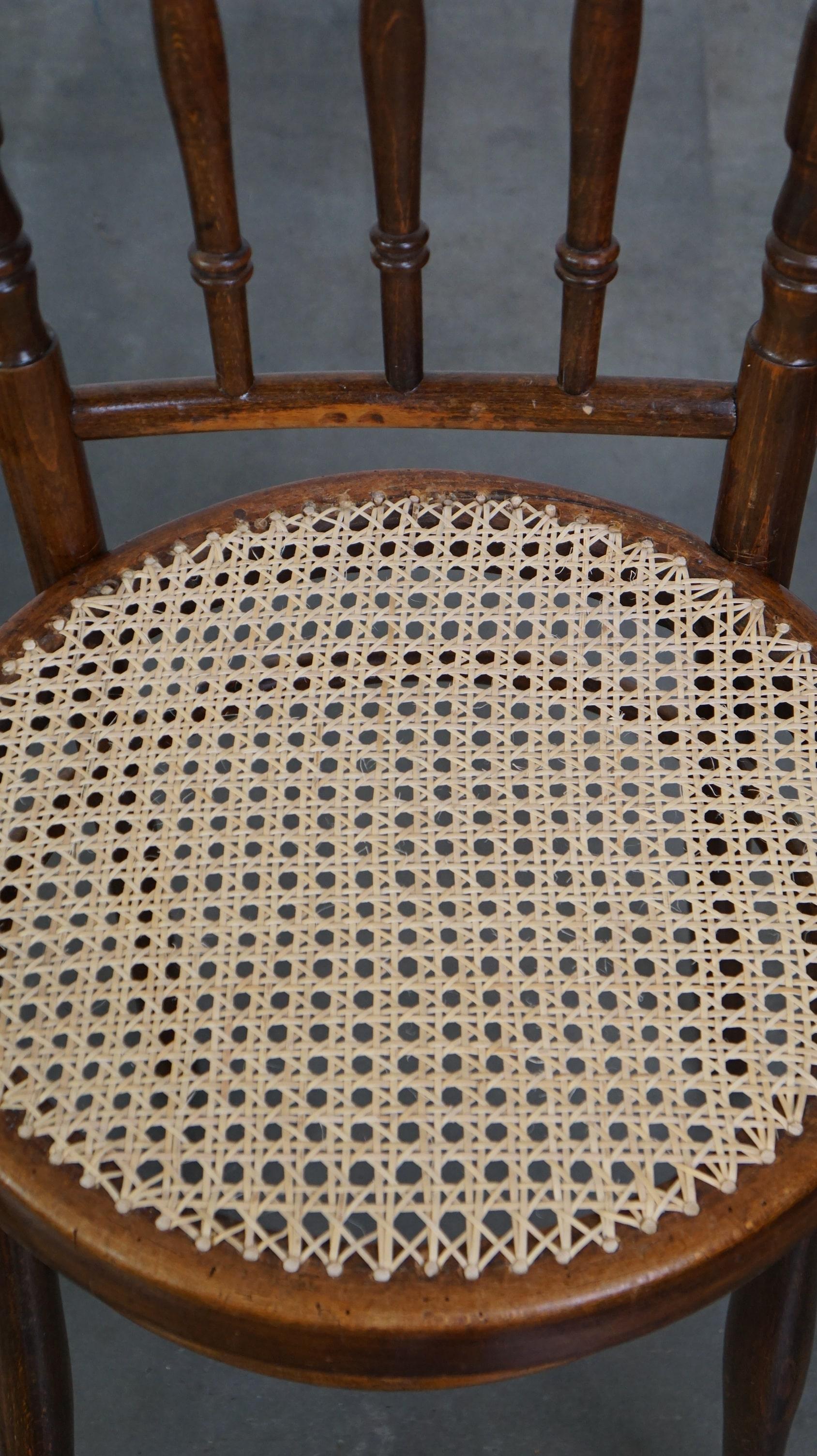 Satz von 4 sehr charmanten antiken Thonet-Bistrostühlen mit neuen matten Sitzen im Angebot 1