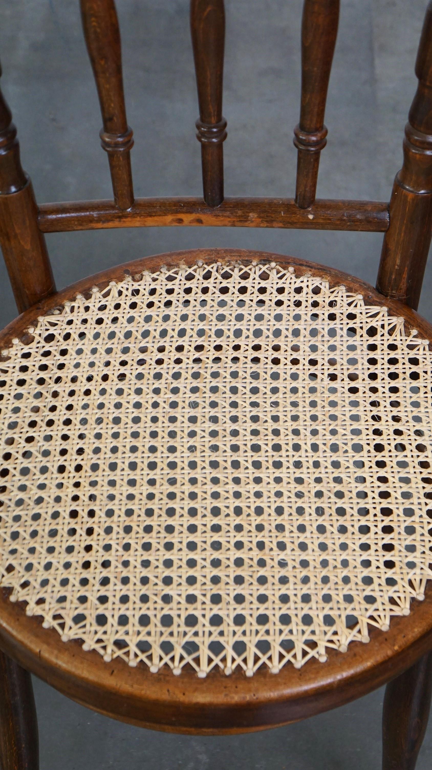 Ensemble de 4 très charmantes chaises bistro Thonet anciennes avec nouveaux sièges mats en vente 1