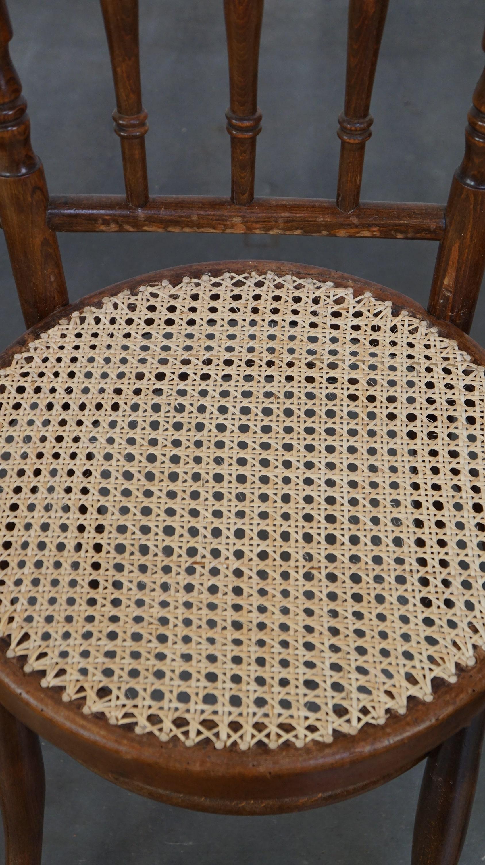 Satz von 4 sehr charmanten antiken Thonet-Bistrostühlen mit neuen matten Sitzen im Angebot 2