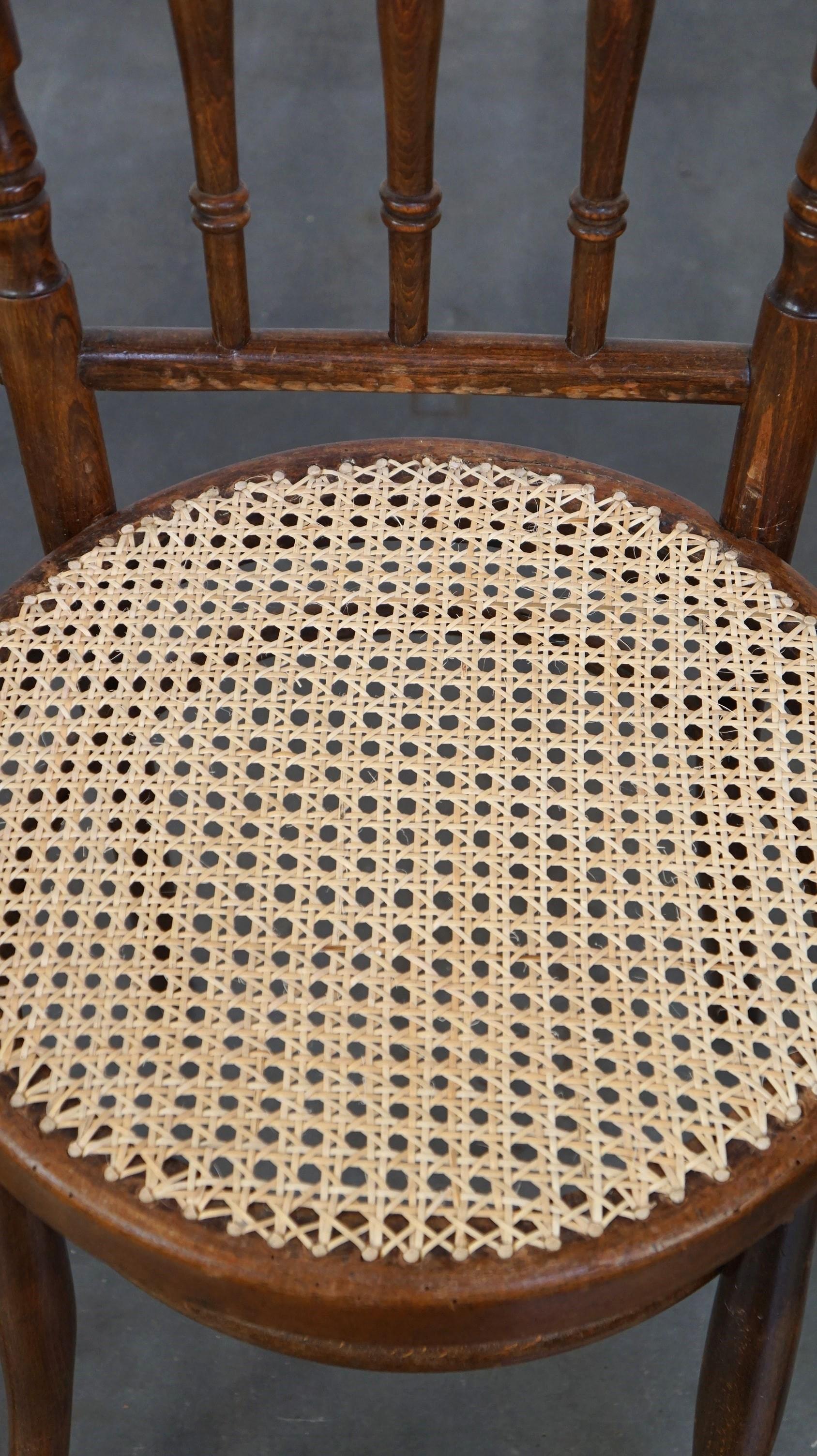 Ensemble de 4 très charmantes chaises bistro Thonet anciennes avec nouveaux sièges mats en vente 2