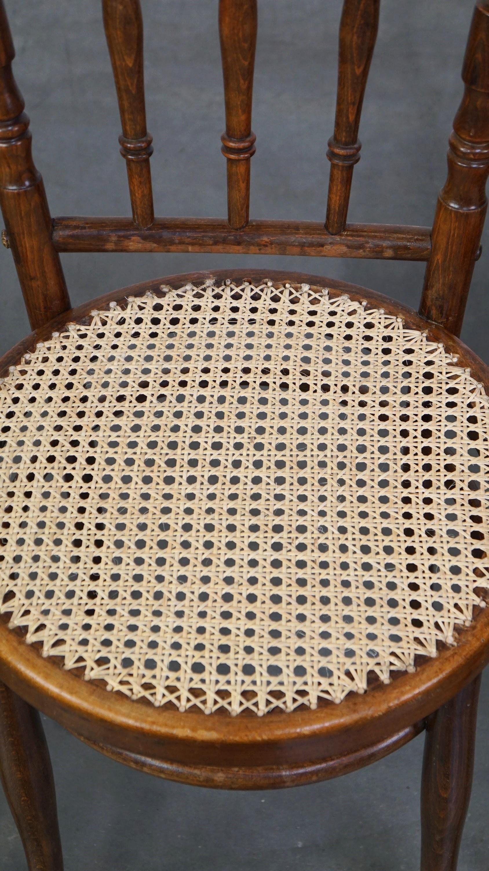 Ensemble de 4 très charmantes chaises bistro Thonet anciennes avec nouveaux sièges mats en vente 3