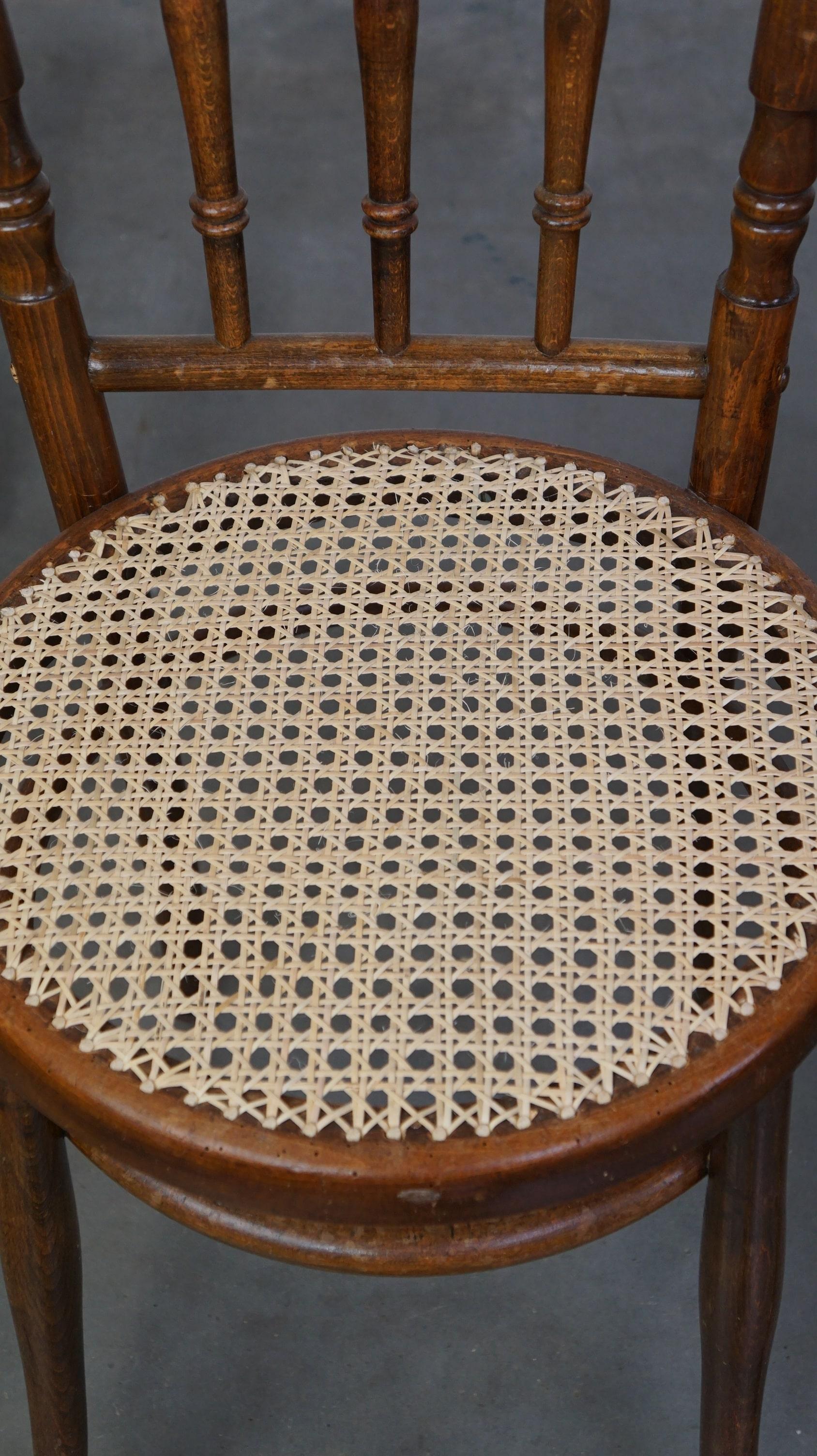 Satz von 4 sehr charmanten antiken Thonet-Bistrostühlen mit neuen matten Sitzen im Angebot 4