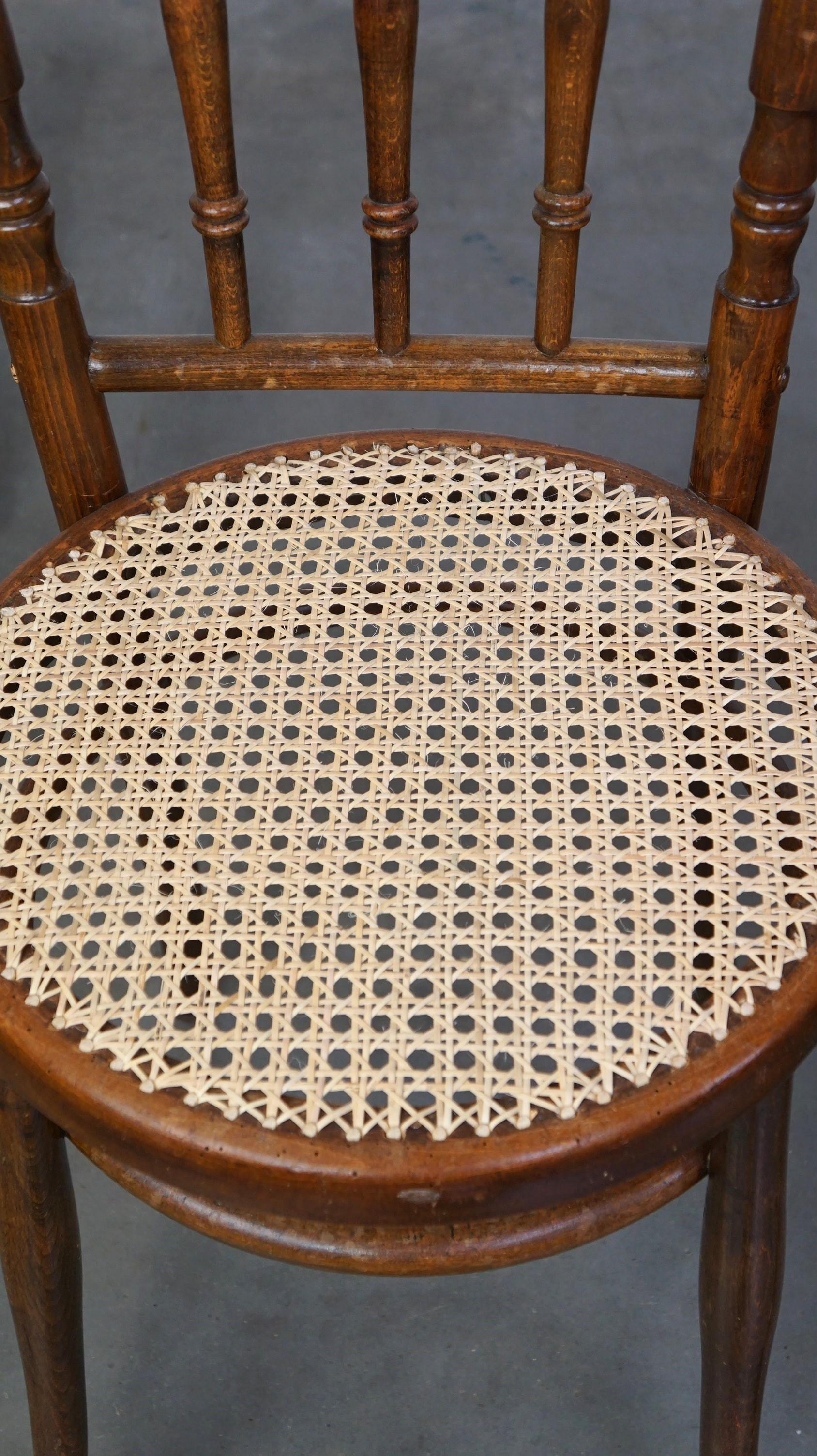 Ensemble de 4 très charmantes chaises bistro Thonet anciennes avec nouveaux sièges mats en vente 4