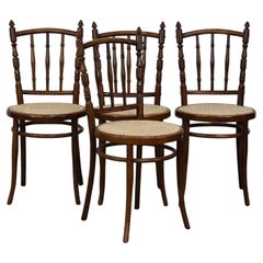 Ensemble de 4 très charmantes chaises bistro Thonet anciennes avec nouveaux sièges mats