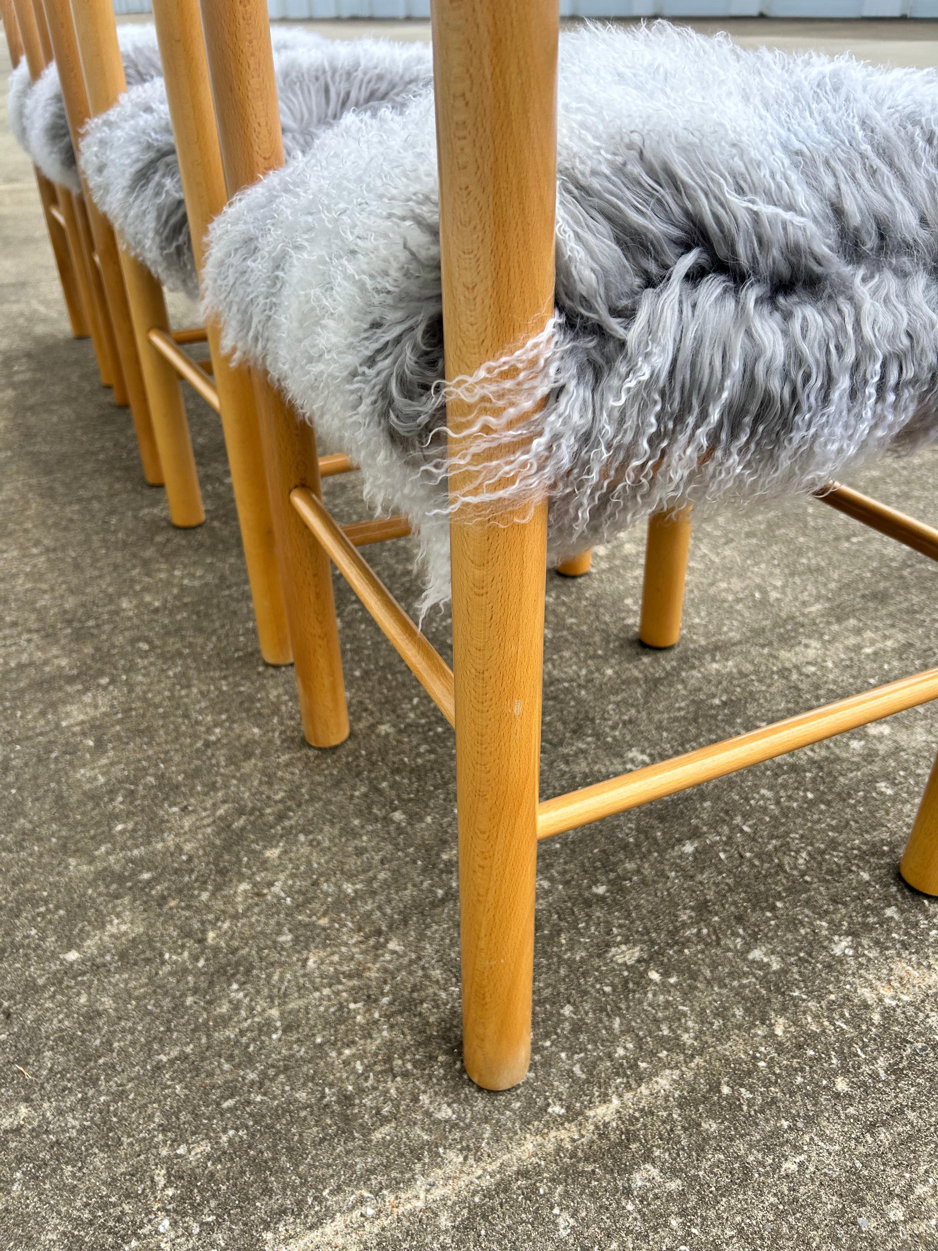 Satz (4) Esszimmerstühle im Vico Magistretti-Stil aus tibetischen langen Schafsfellen aus Schafsfell im Angebot 3