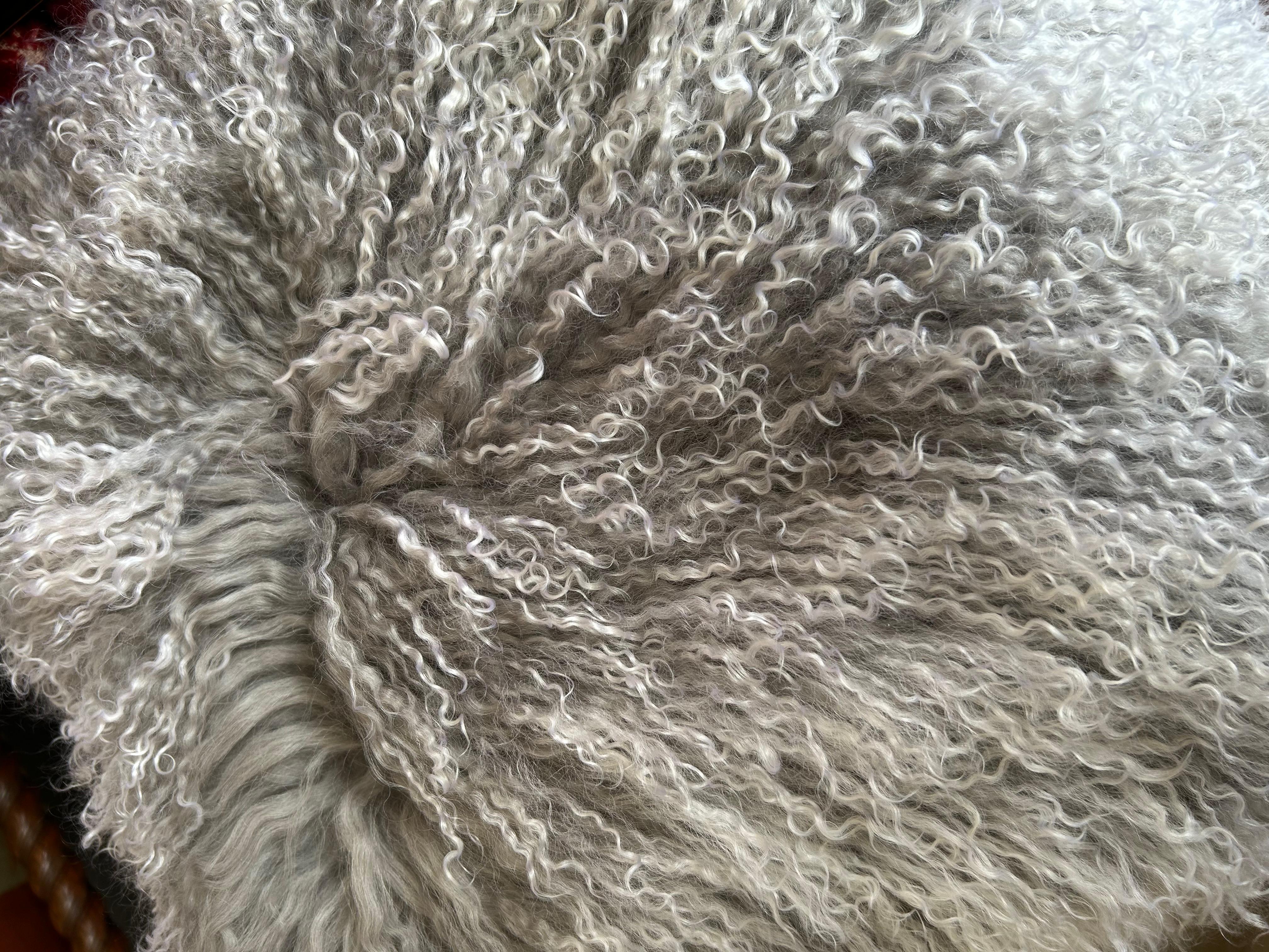 Satz (4) Esszimmerstühle im Vico Magistretti-Stil aus tibetischen langen Schafsfellen aus Schafsfell im Angebot 5