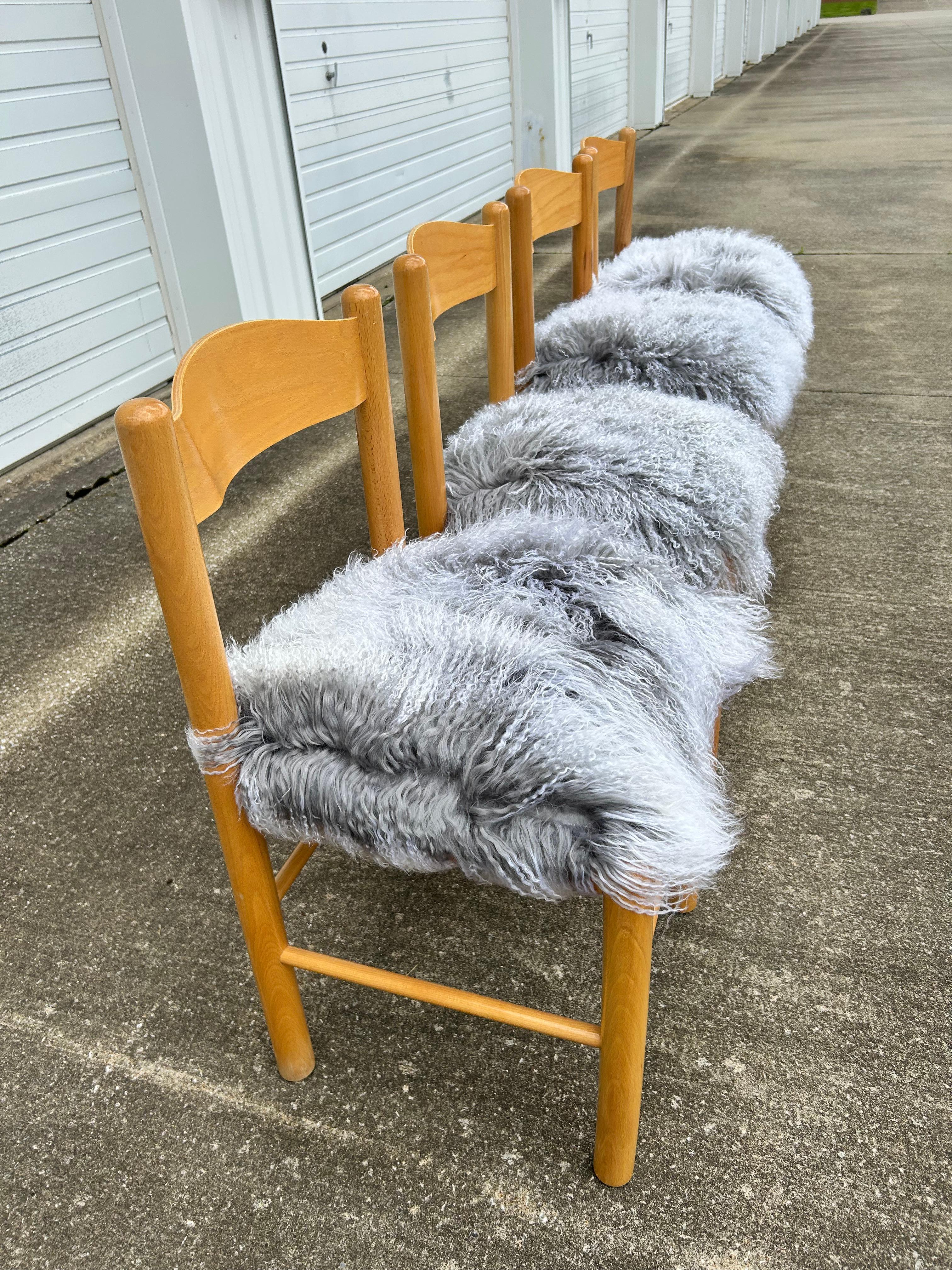 Satz (4) Esszimmerstühle im Vico Magistretti-Stil aus tibetischen langen Schafsfellen aus Schafsfell (Moderne der Mitte des Jahrhunderts) im Angebot