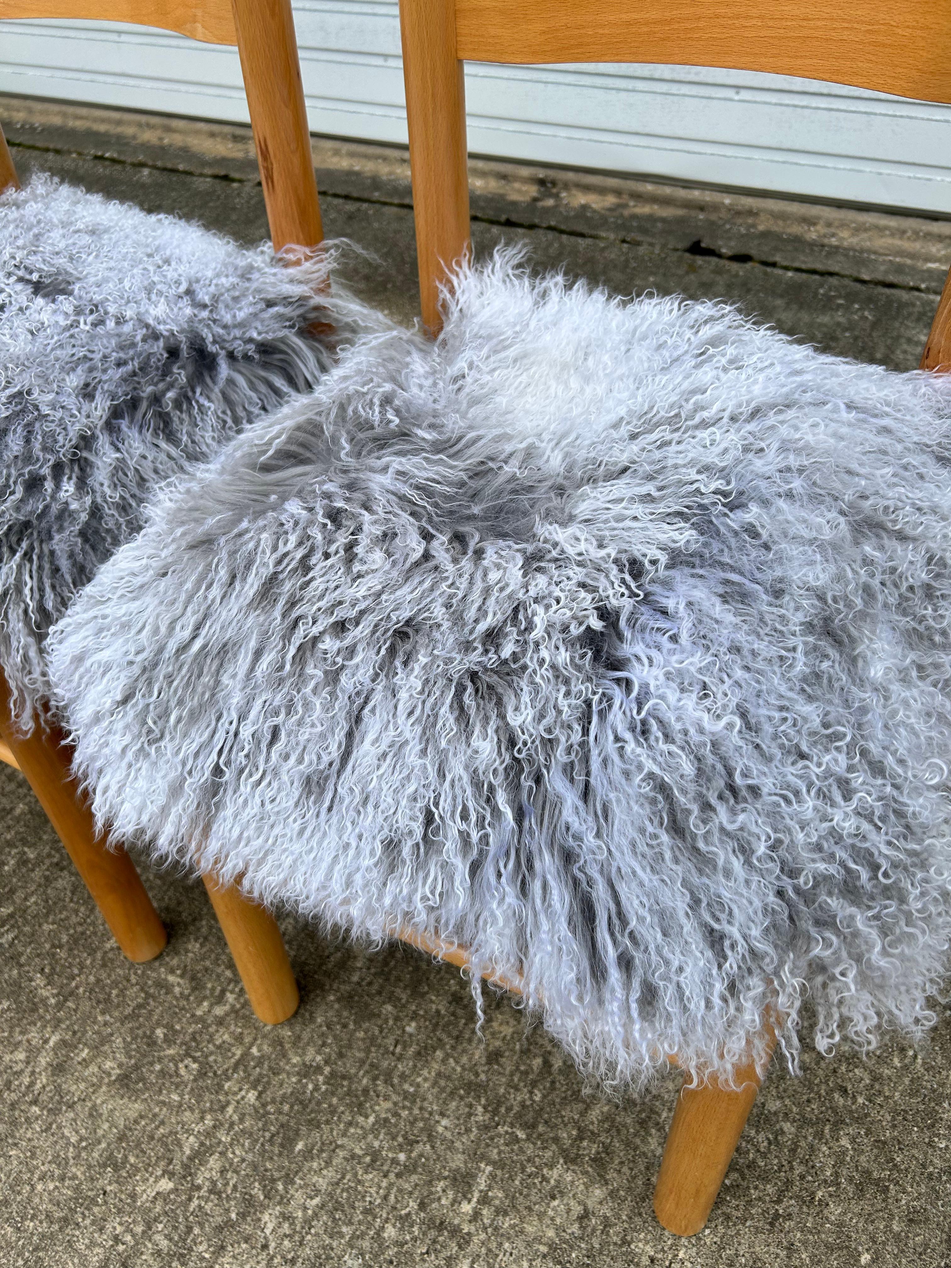 Satz (4) Esszimmerstühle im Vico Magistretti-Stil aus tibetischen langen Schafsfellen aus Schafsfell (Schaffell und Schafleder) im Angebot