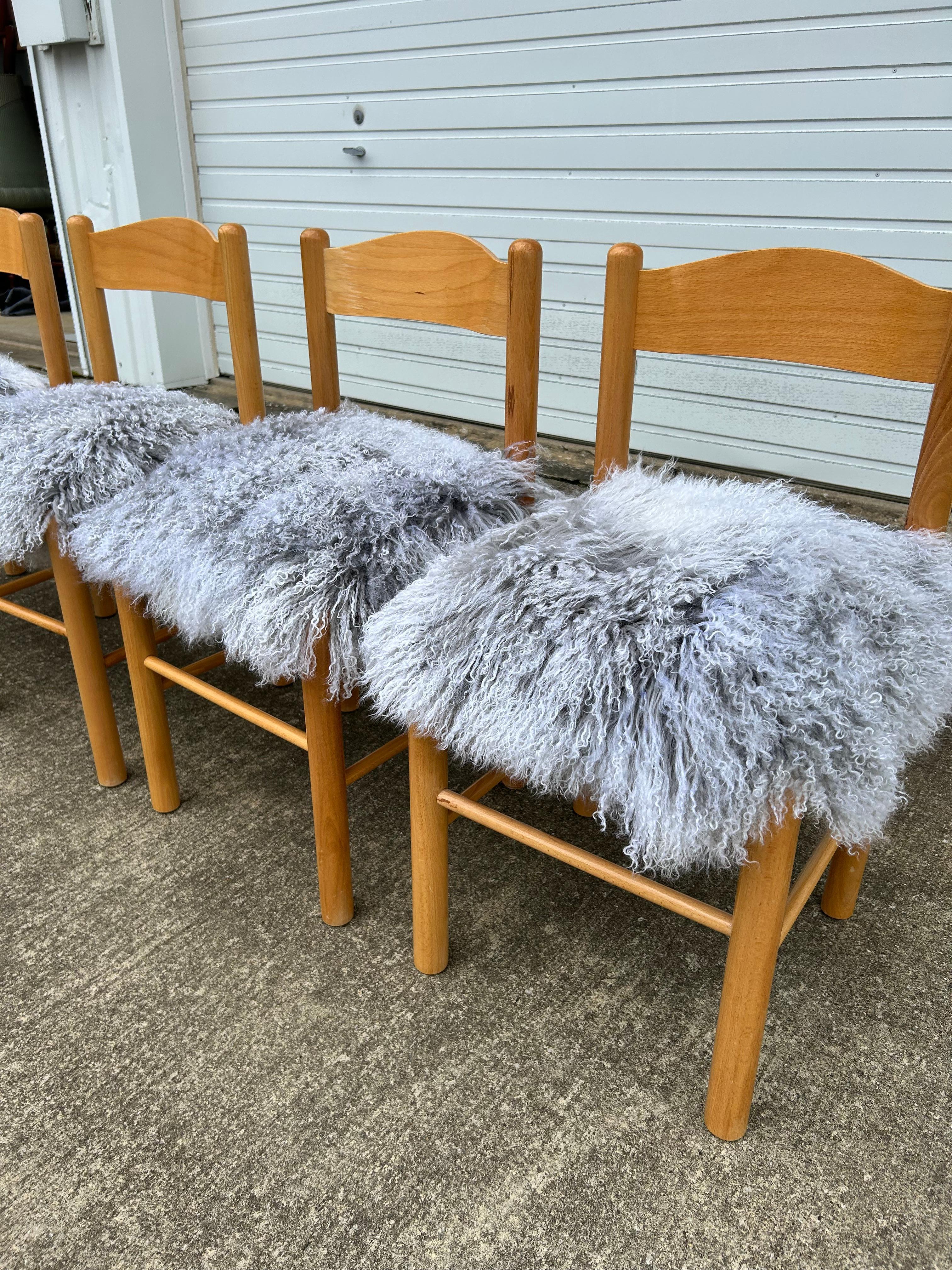 Satz (4) Esszimmerstühle im Vico Magistretti-Stil aus tibetischen langen Schafsfellen aus Schafsfell im Angebot 1