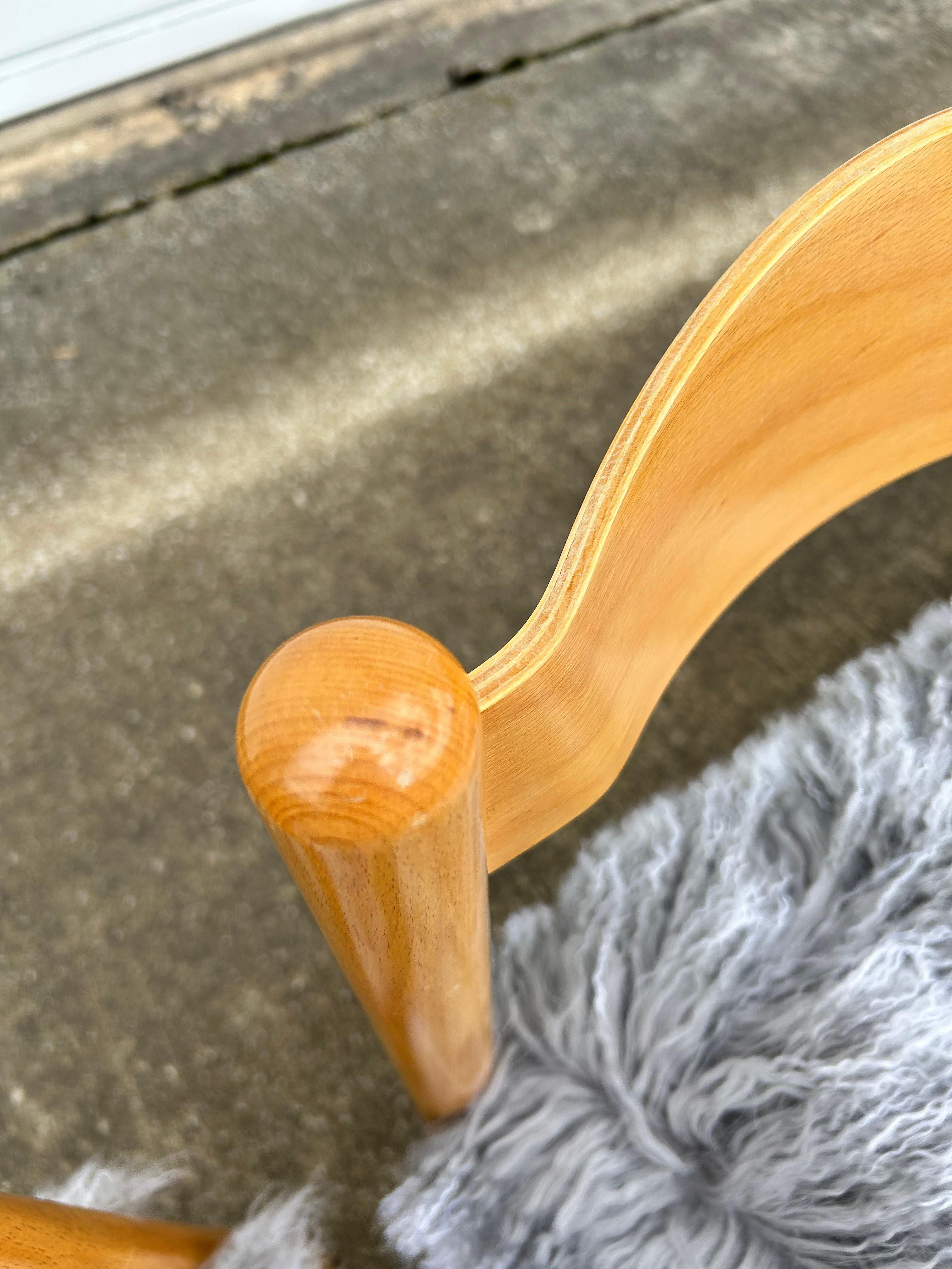 Satz (4) Esszimmerstühle im Vico Magistretti-Stil aus tibetischen langen Schafsfellen aus Schafsfell im Angebot 2