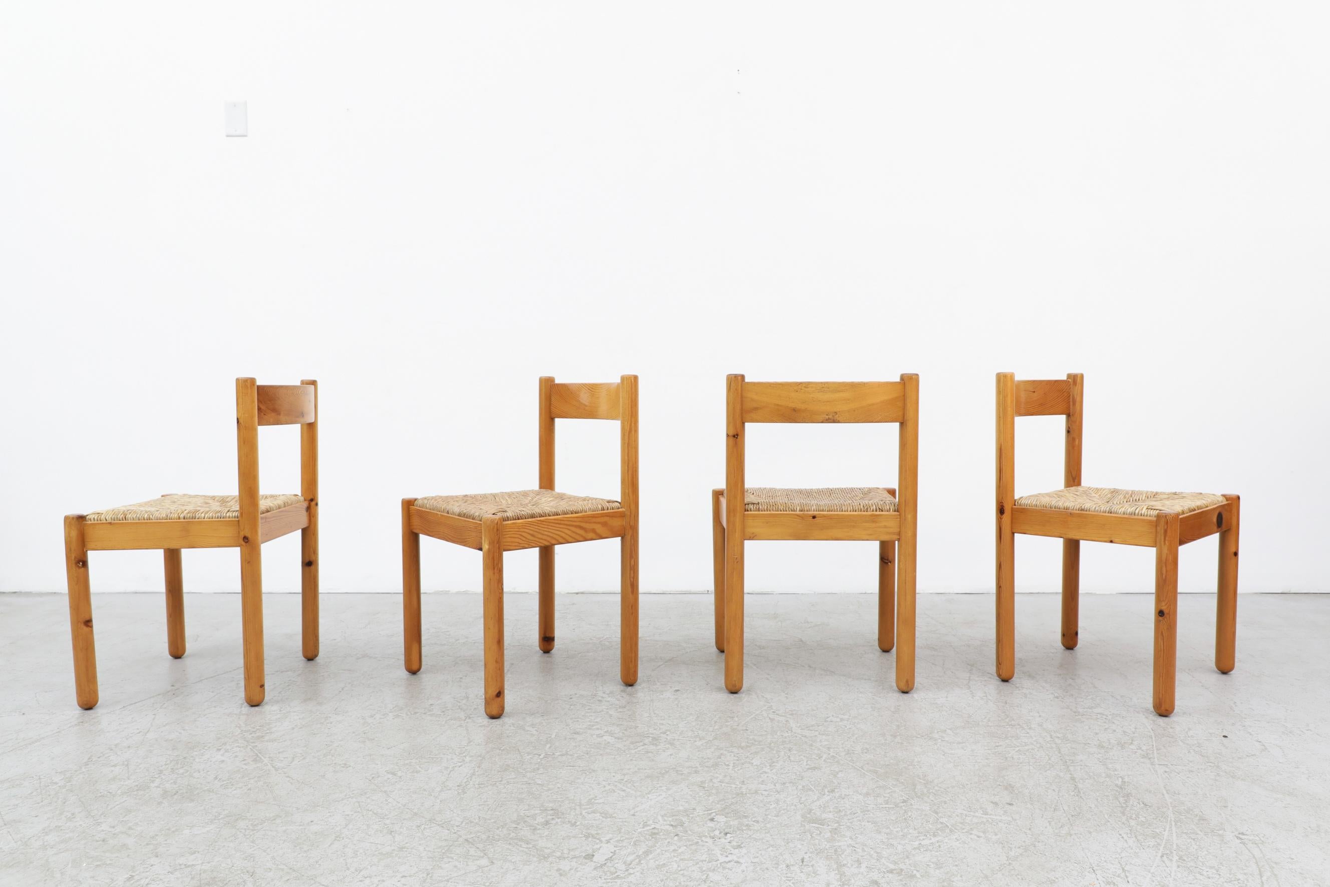 Ensemble de 4 chaises de salle à manger en pin de style Vico Magistretti avec des sièges en jonc tressé et un dossier incurvé. Un joli mélange de discrétion et d'élégance. En état d'origine avec une usure visible des cadres en bois et il peut y