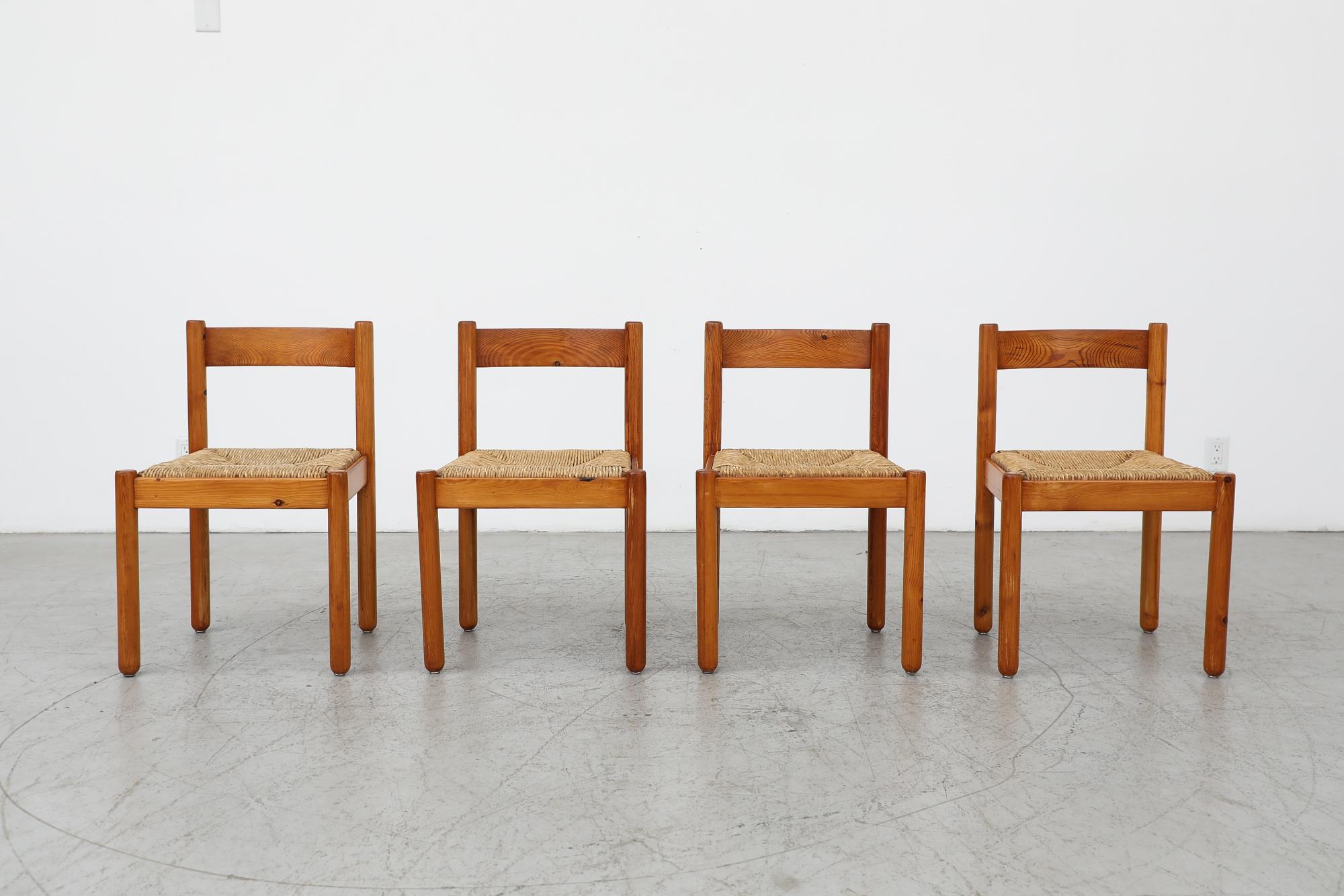 4 Stühle im Stil von Vico Magistretti aus der Mitte des Jahrhunderts. Stühle aus Kiefernholz mit Sitzflächen aus Binsen, 1960er Jahre. Massive Kiefernholzrahmen, ergänzt durch geflochtene Binsensitze. Im Originalzustand mit einigen sichtbaren