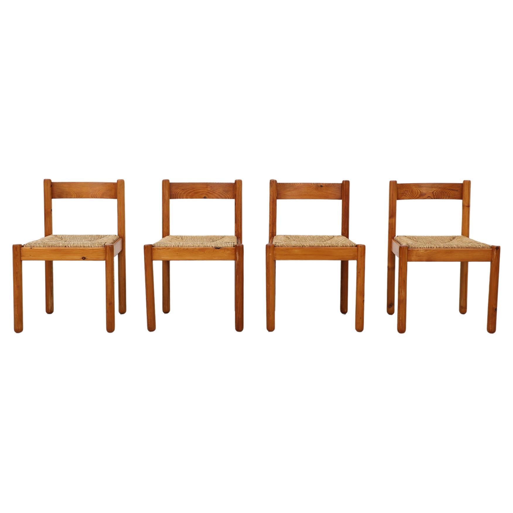 Satz von 4 Esszimmerstühlen aus Kiefernholz im Vico Magistretti-Stil mit Binsensitzen und abgerundeten Beinen im Angebot