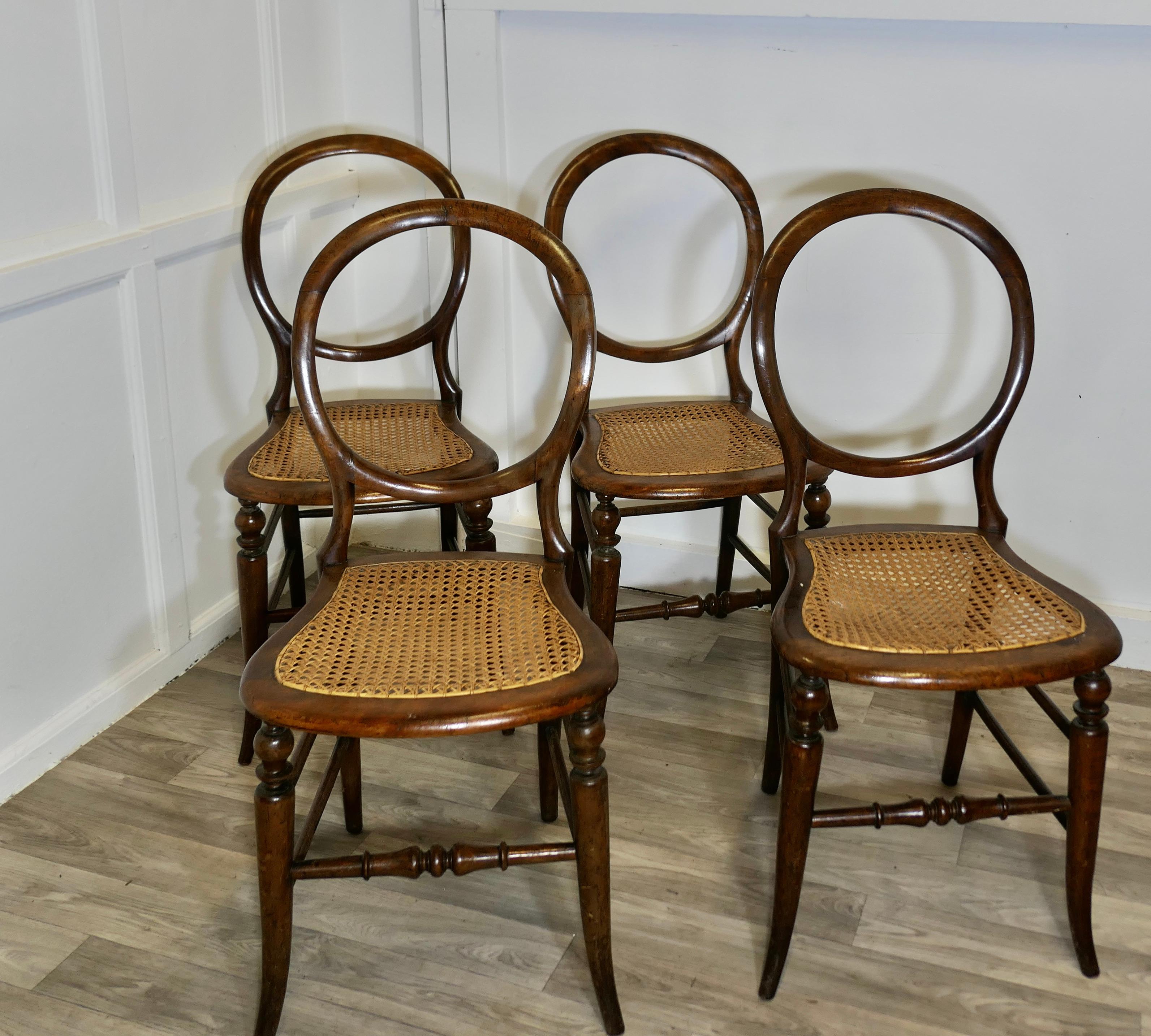 Set di 4 sedie da pranzo vittoriane con schienale a palloncino 

Le sedie hanno lo schienale a palloncino e la seduta in canna intrecciata di recente.  Il set è solido, senza giunture allentate o traballamenti, un set molto attraente.

Le sedie