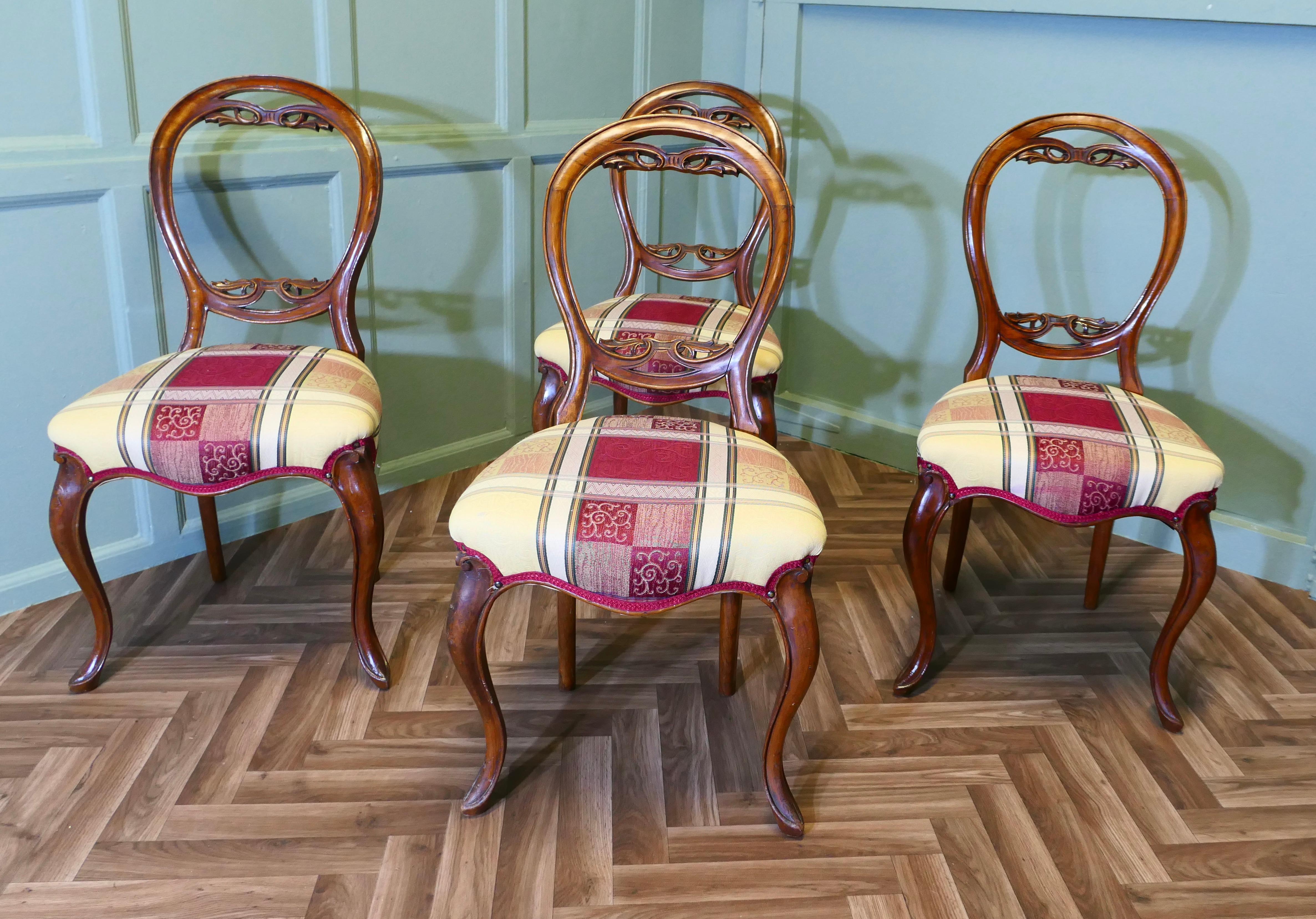 Noce Set di 4 sedie da pranzo vittoriane con schienale a palloncino in vendita