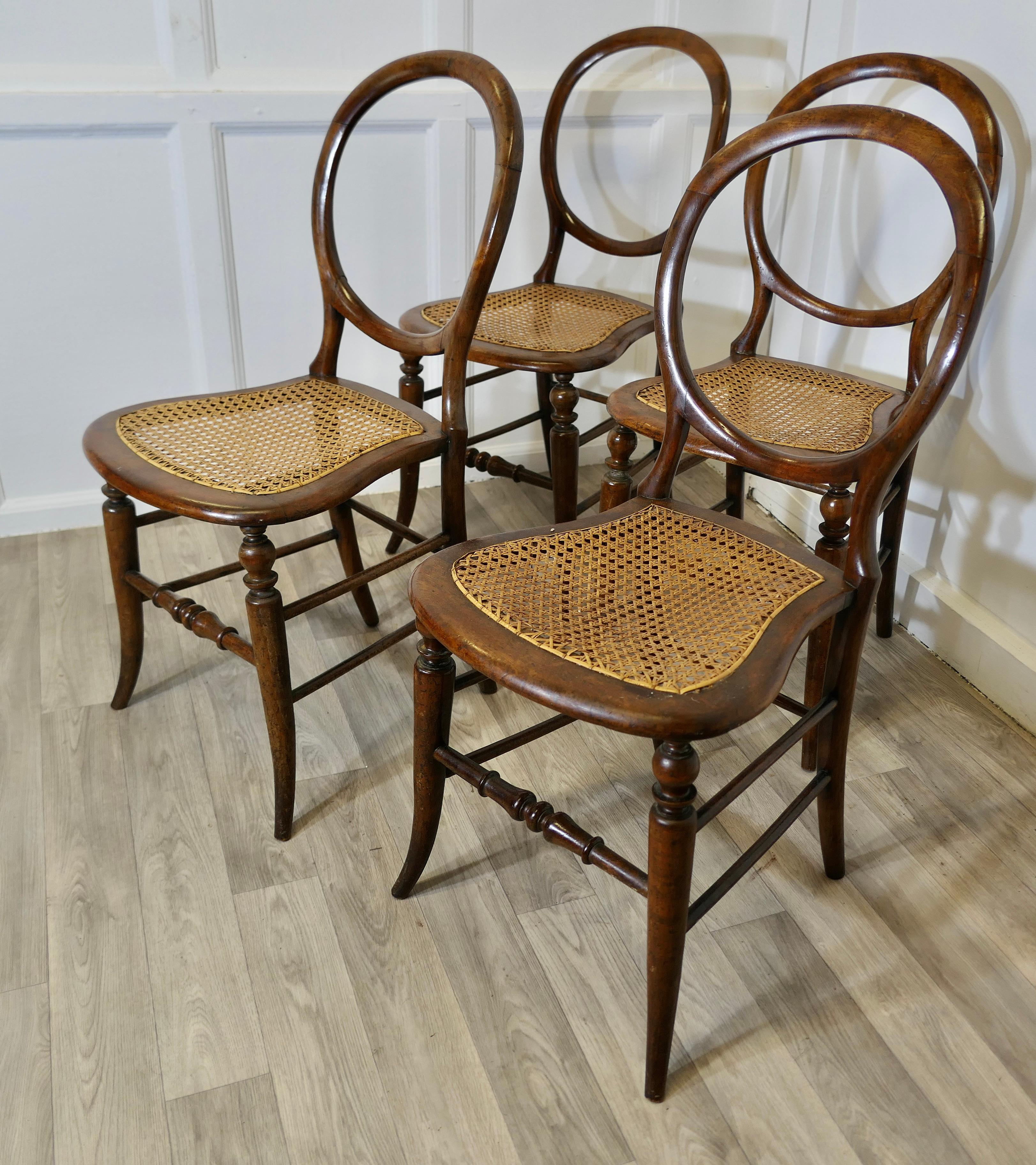 Faggio Set di 4 sedie da pranzo vittoriane con schienale a palloncino in vendita