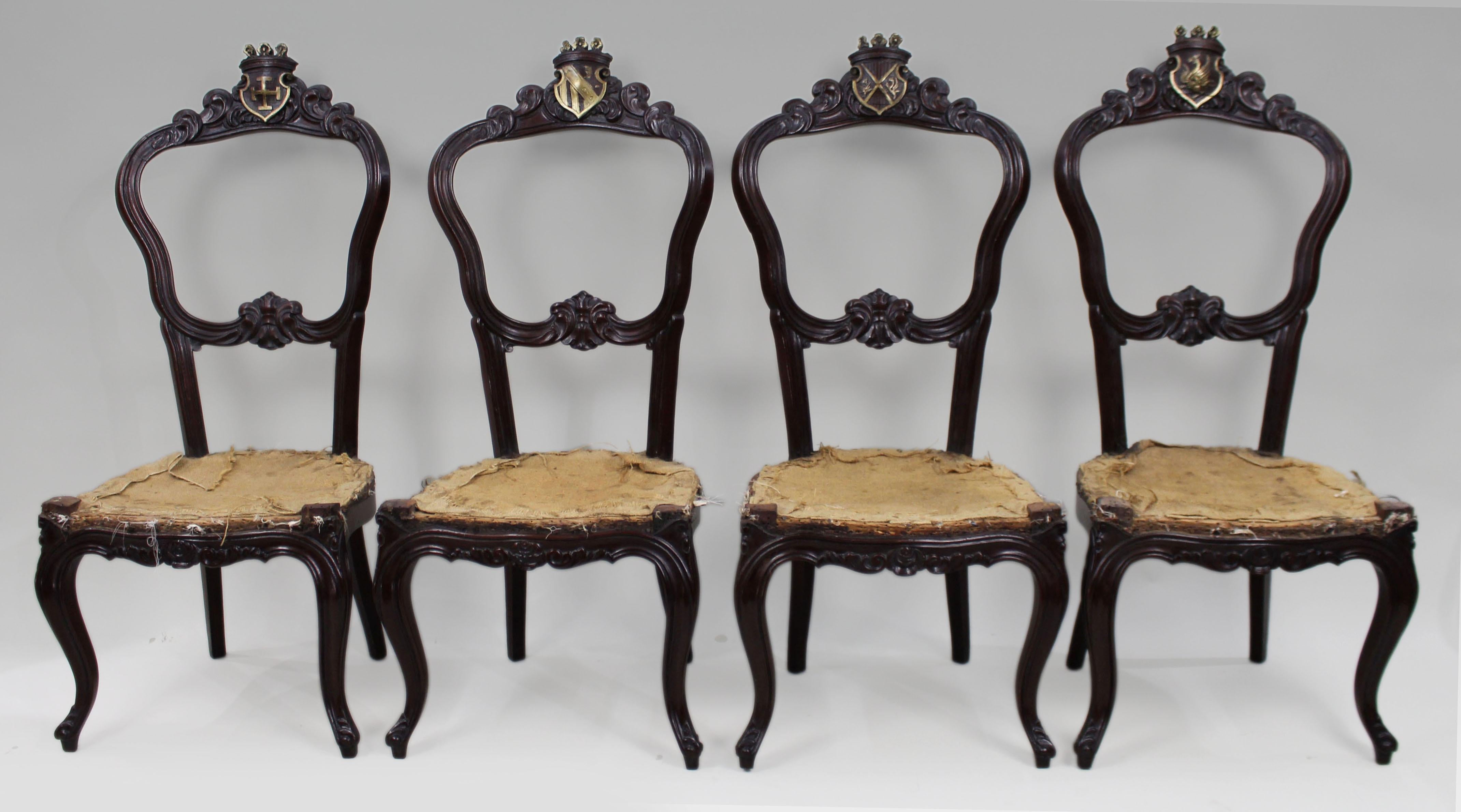 Ensemble de 4 chaises héraldiques victoriennes à crête - Vers 1850

Cet ensemble de quatre chaises victoriennes, fabriquées vers 1850, présente des cadres en bois sculpté avec des écussons de l'île britannique au sommet, soulignés par des détails